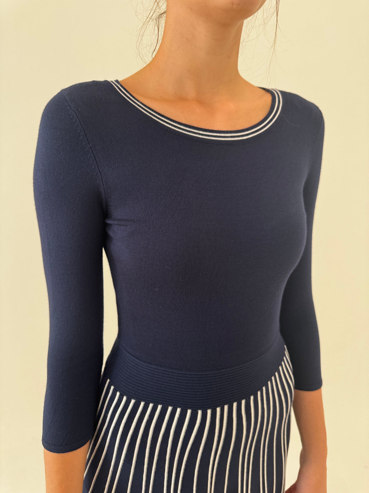 Rochie ultra feminină din tricot de vacsiza Navy blue și alb cu fusta plisată