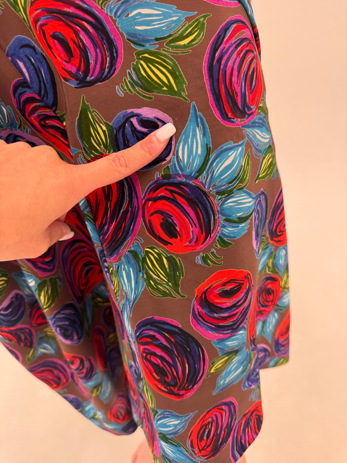 Fustă maxi chocolate brown cu print floral stilizat și talie ultra marcată