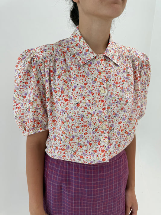 Cămașa vintage din panzica de bumbac cu umeri bufanți și print floral delicat