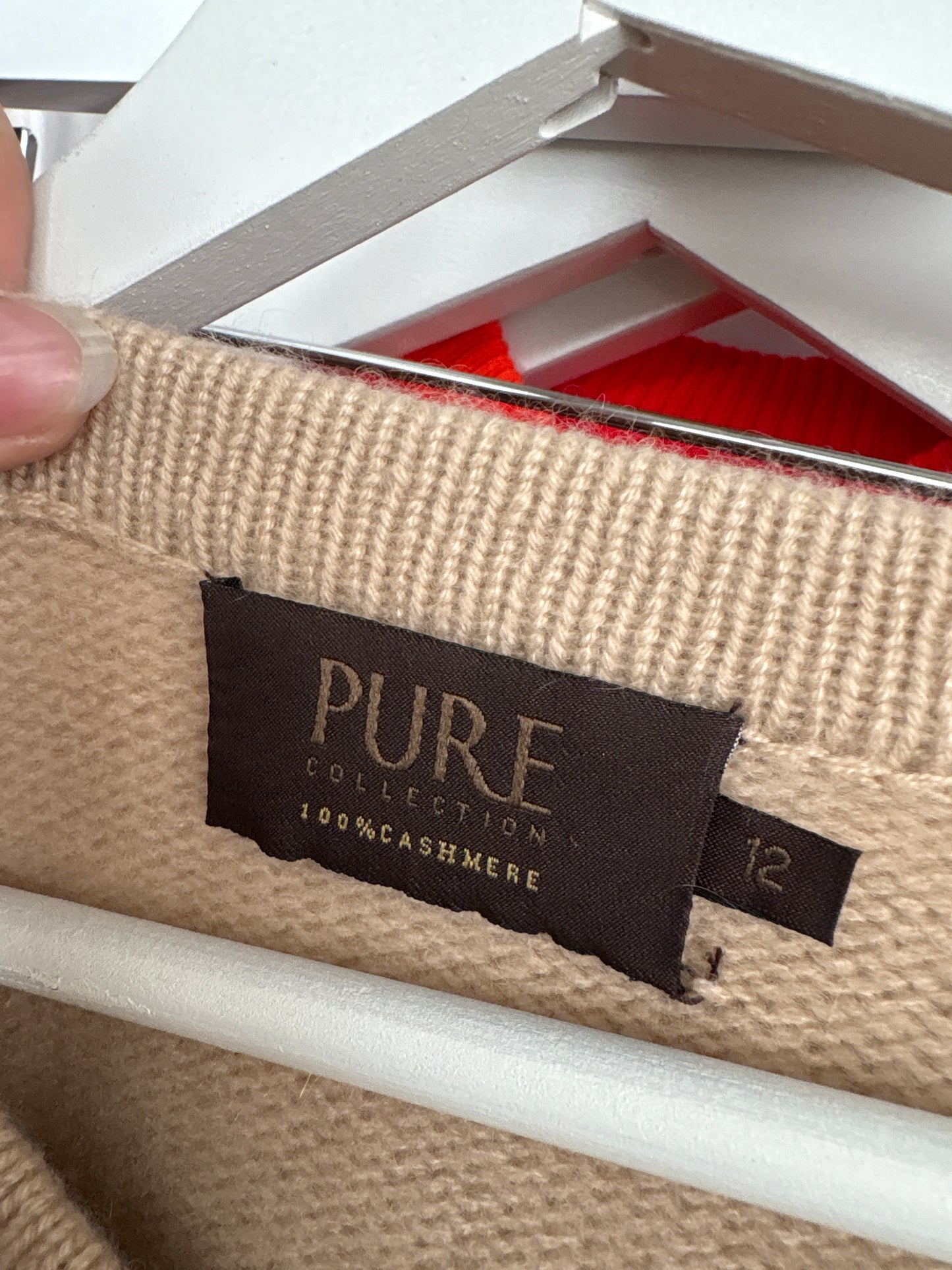 Top camel din cașmir în croi ușor cropped și nasturi decorativi