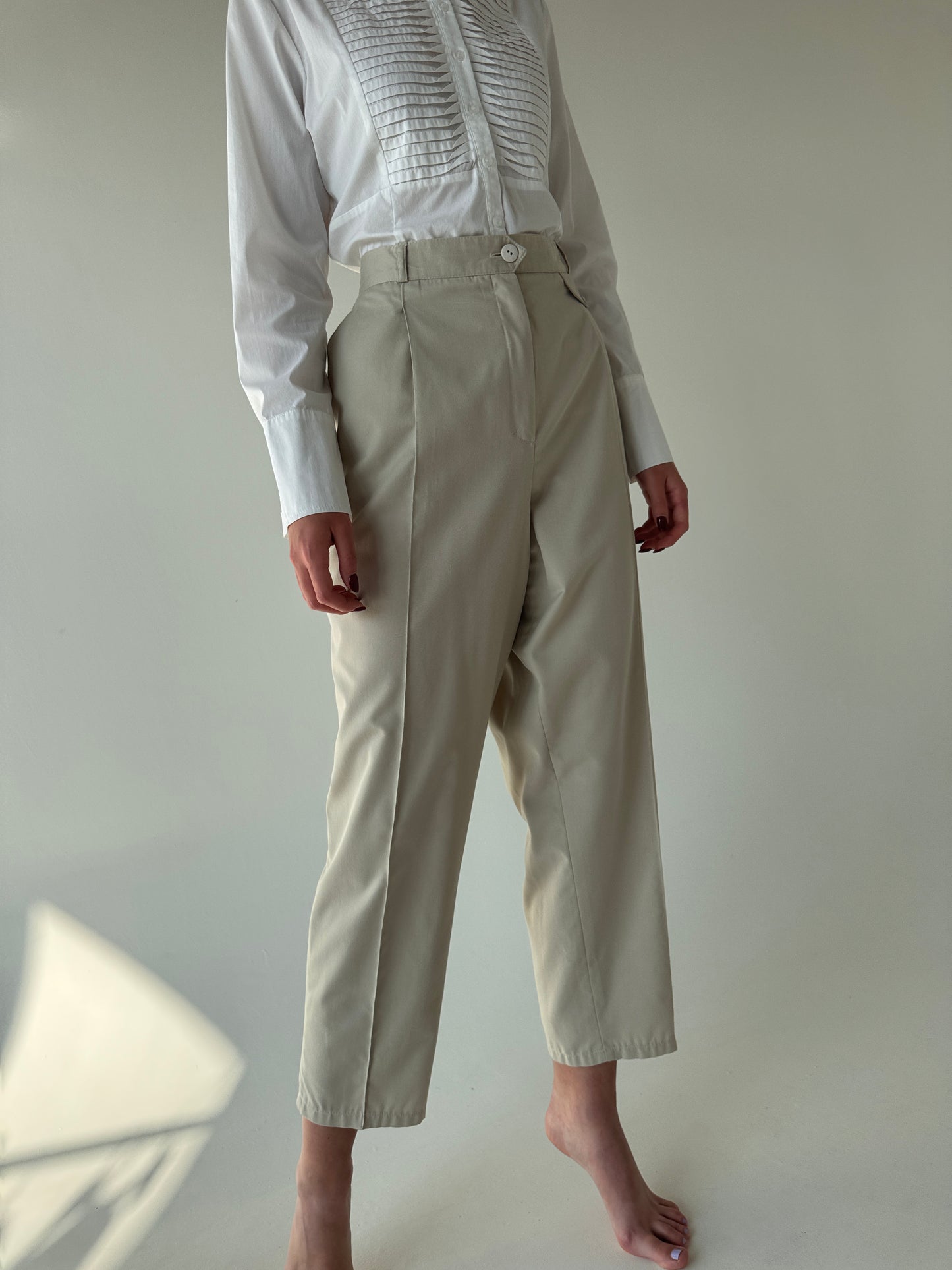 Pantaloni light nude cu talie ultra înaltă și pense mom fit