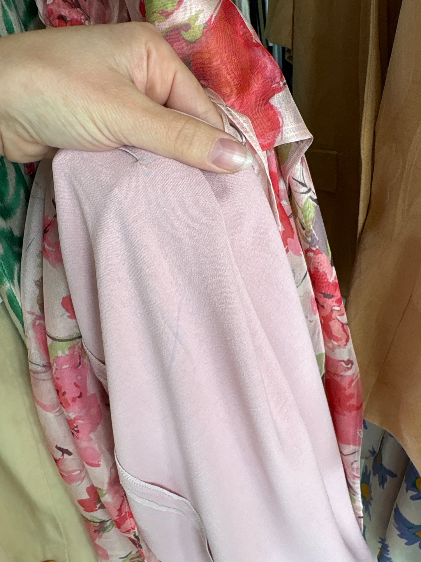 Rochie powder Pink in croi de ani 50 din mătase naturală cu bust si talie elastică