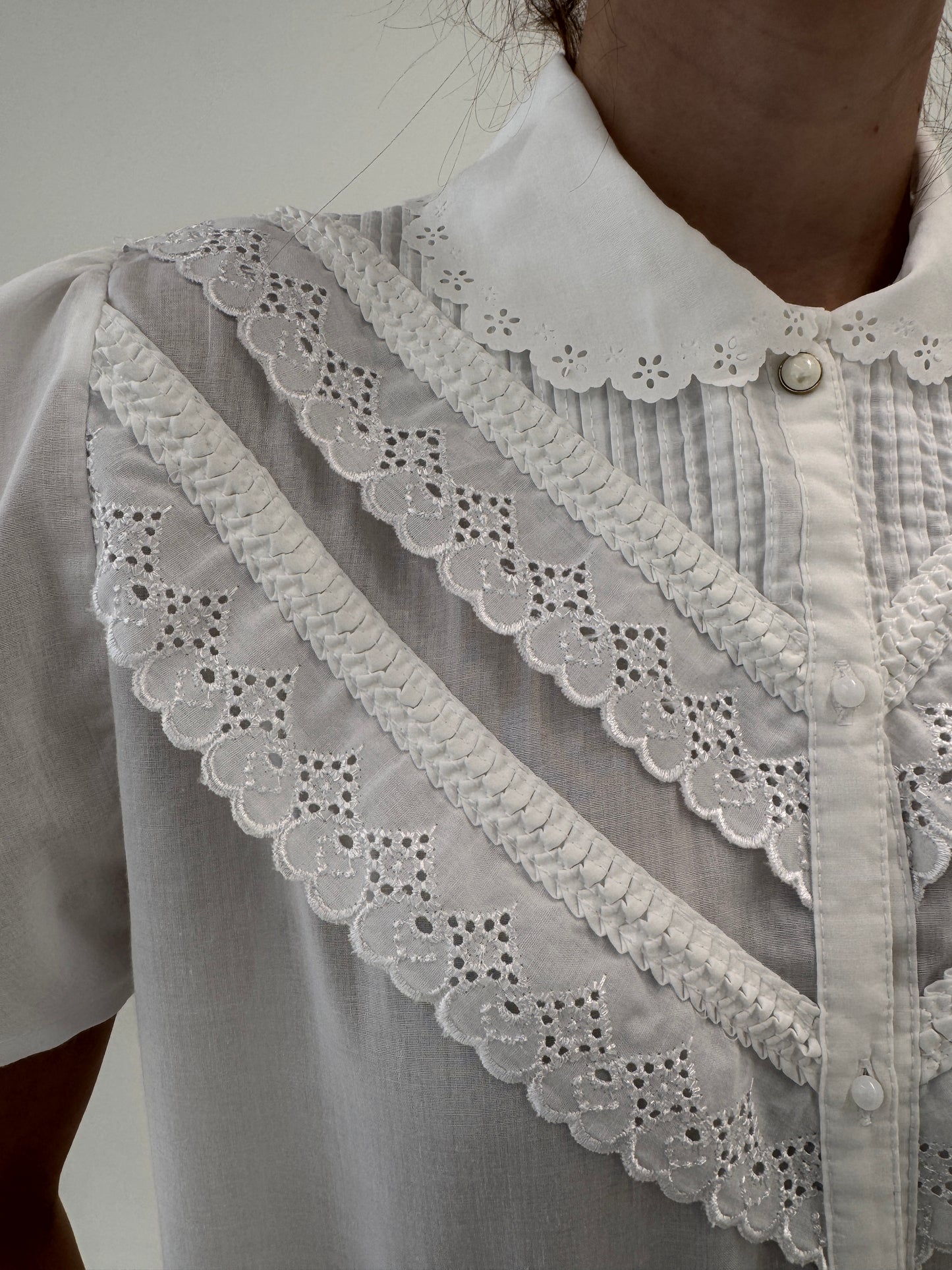 Cămașa vintage cu broderie anglaise și guler Peter Pan din panzica de bumbac