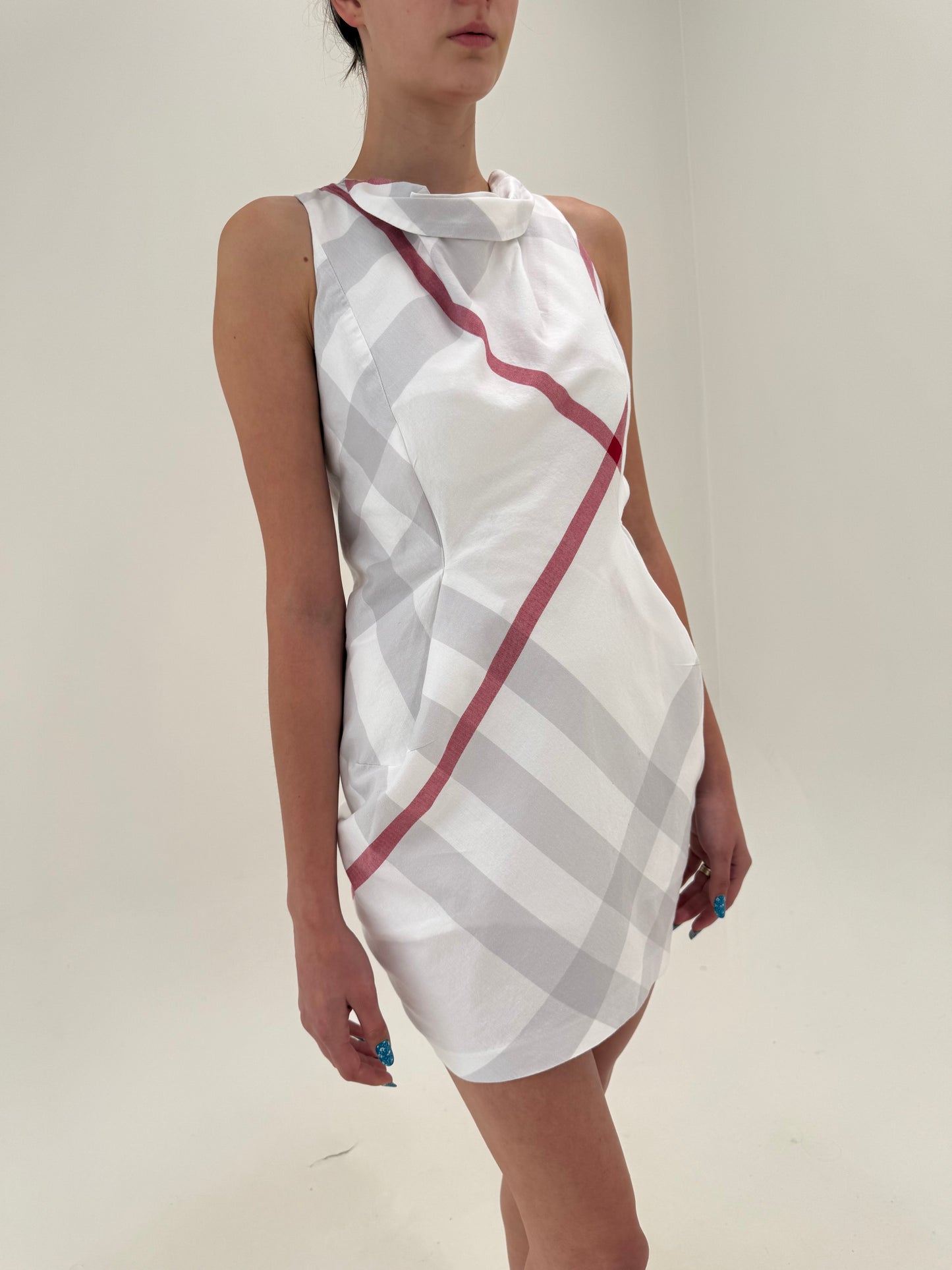 Rochie Burberry cu print specific brandului în croi de ani 60 reinterpretat