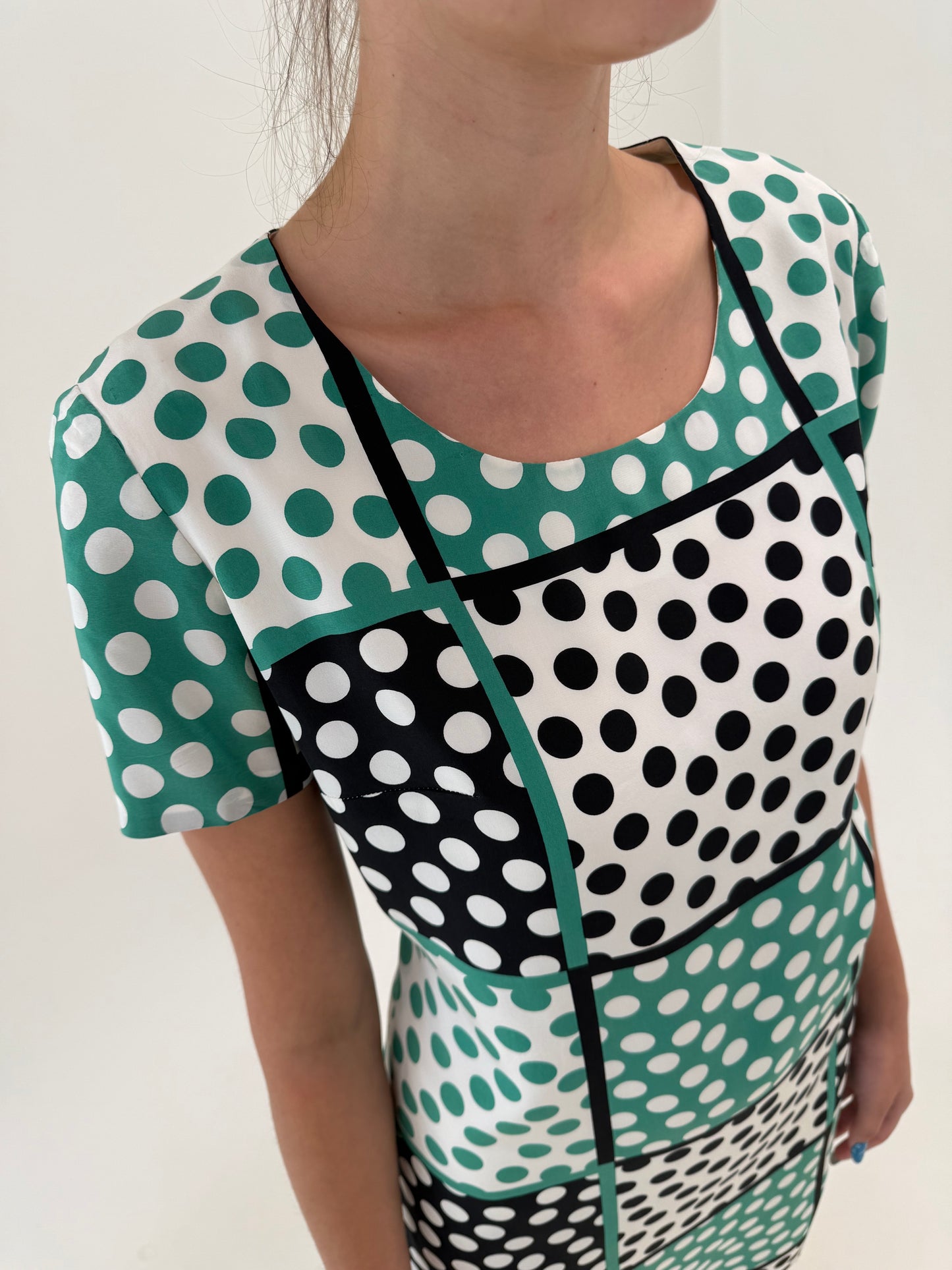 Rochie din twill de mătase naturală cu buline în croi clasic