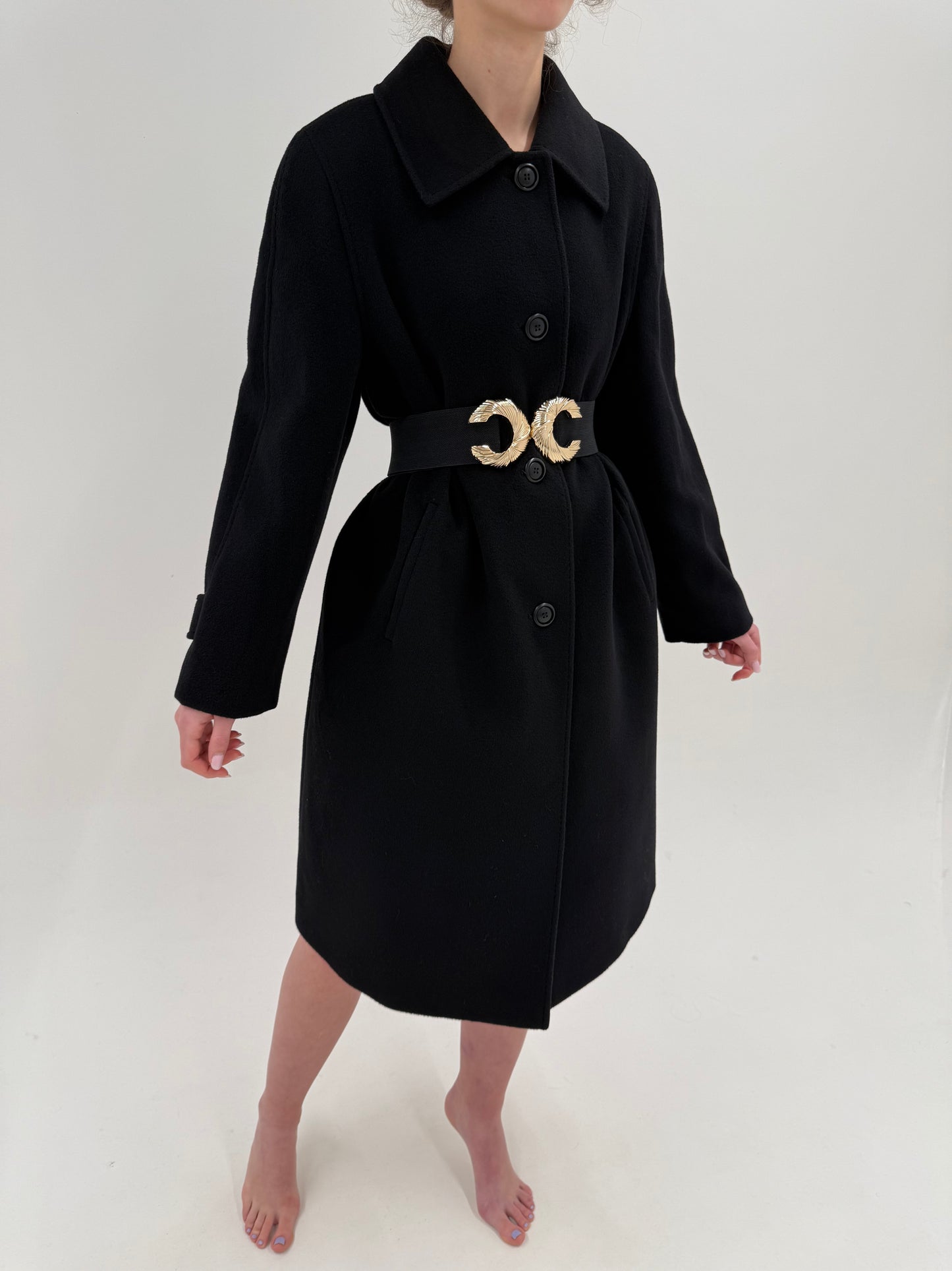 Palton negru italian din stofă de lana excepțională în croi clasic revenit în trend