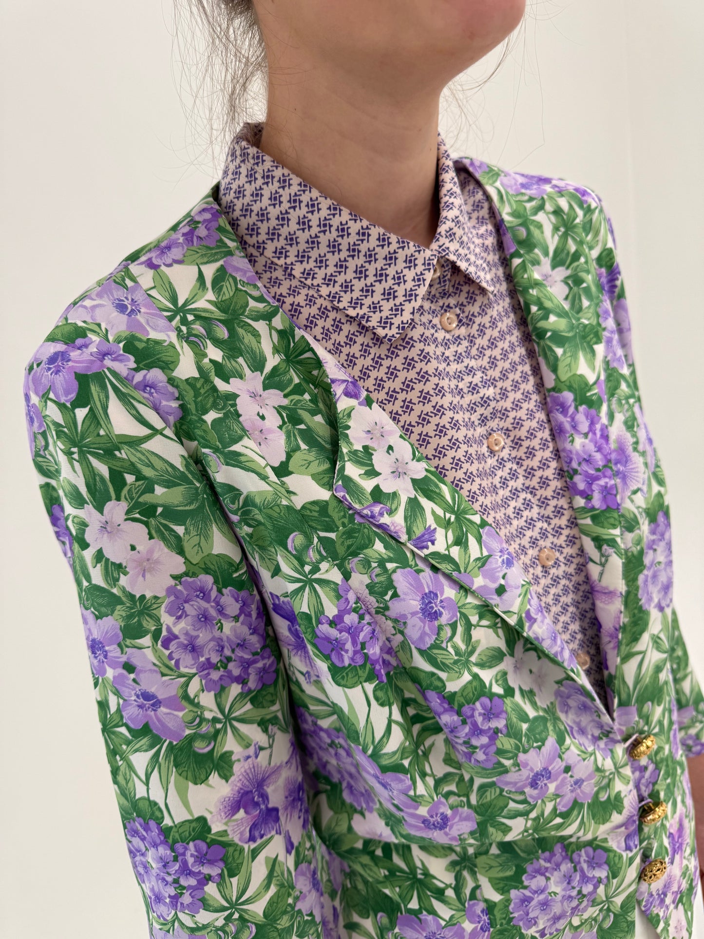 Sacou petite cu print floral superb din mătase naturală cu nasturi bijuterie aurii