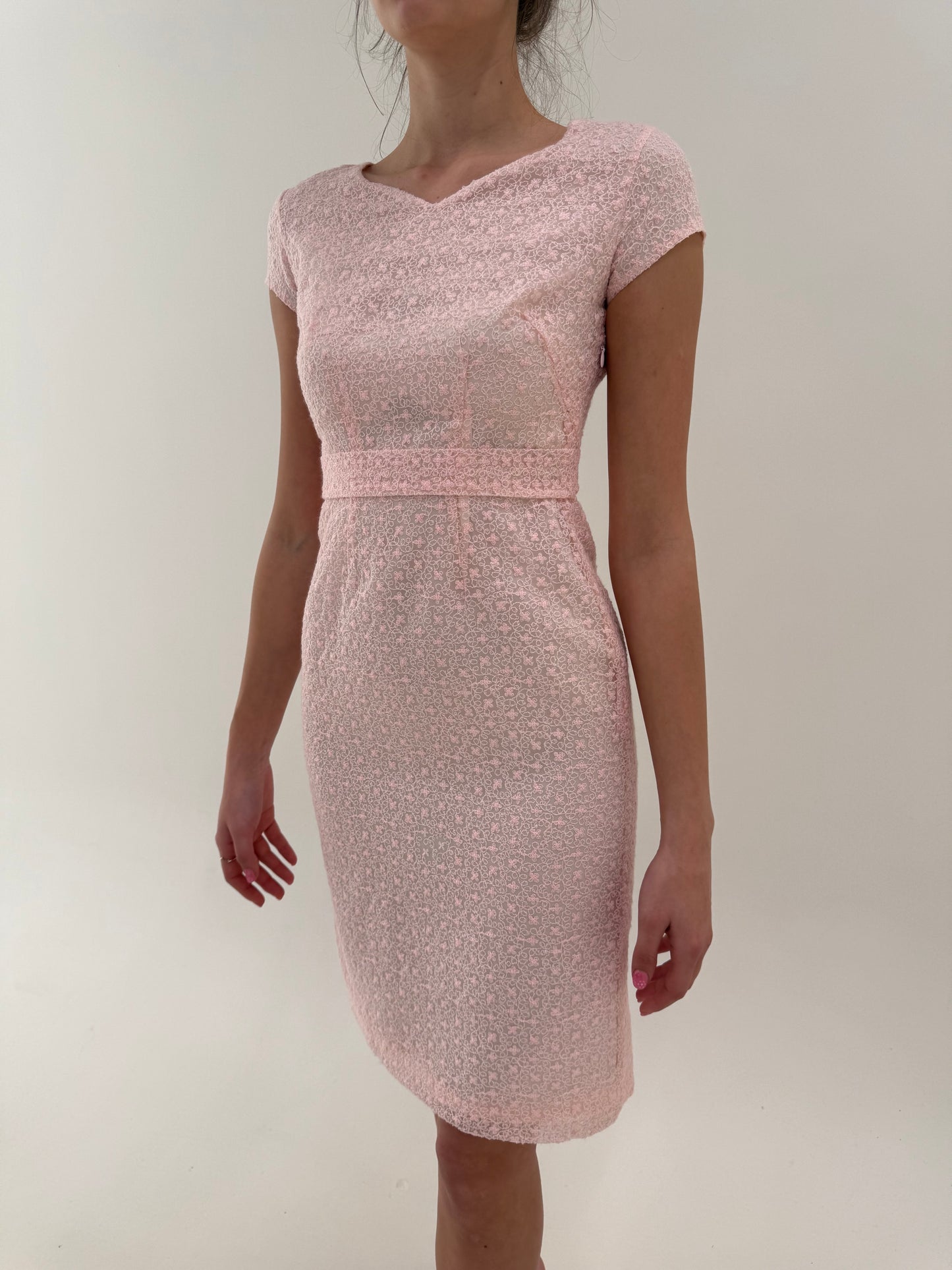 Rochie vintage roz pudrat din organza integral brodată si talie ultra înaltă marcată