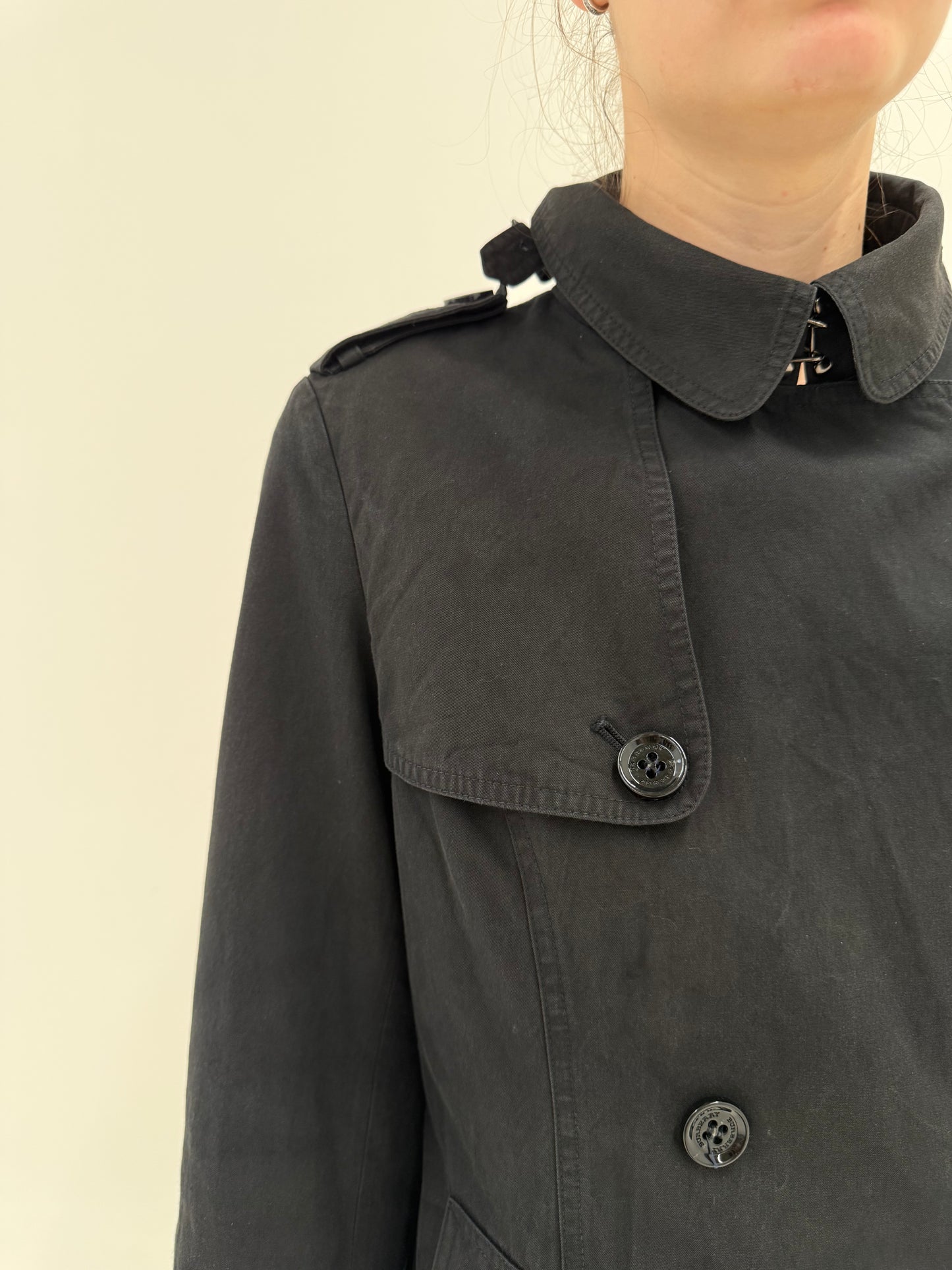 Trench Burberry negru din bumbac cu închidere dublă și interior de bumbac