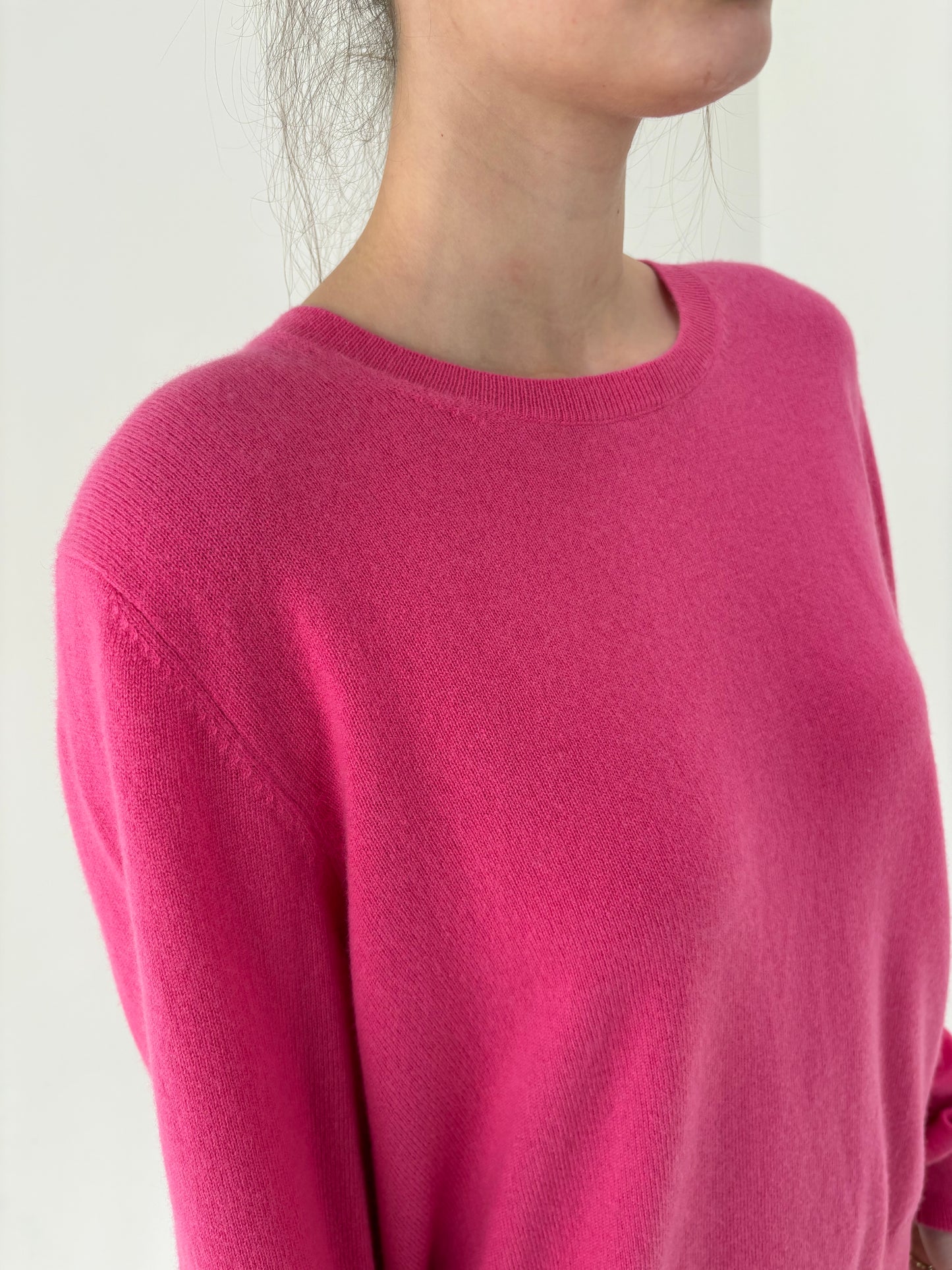 Pulover din cașmir electric Pink cu manșete îngustate în croi lejer