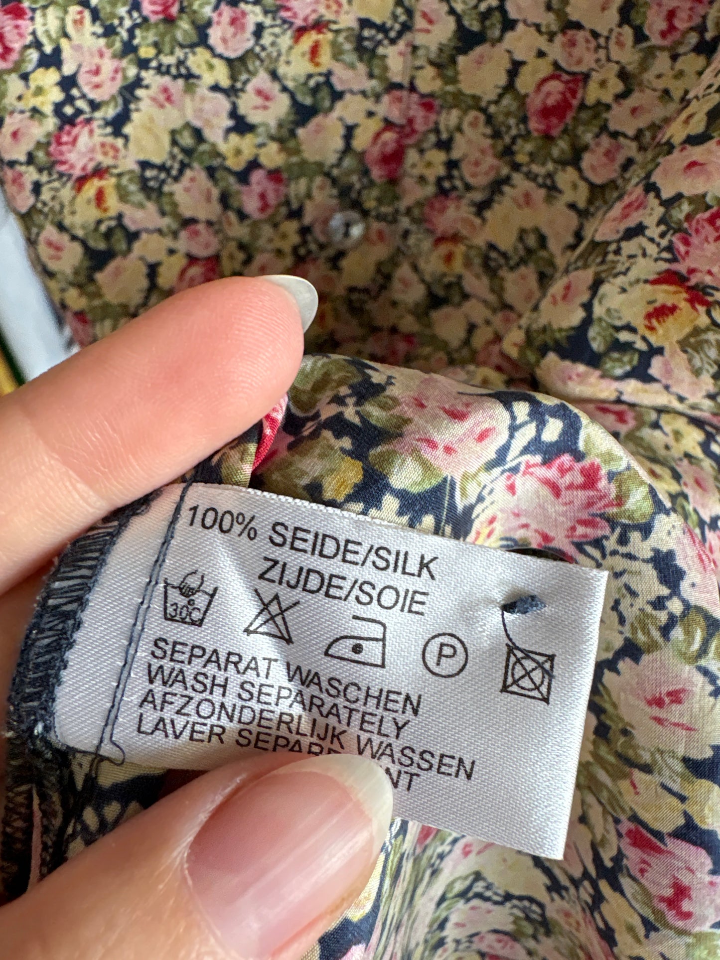 Cămașa camel din mătase naturală cu print floral delicat