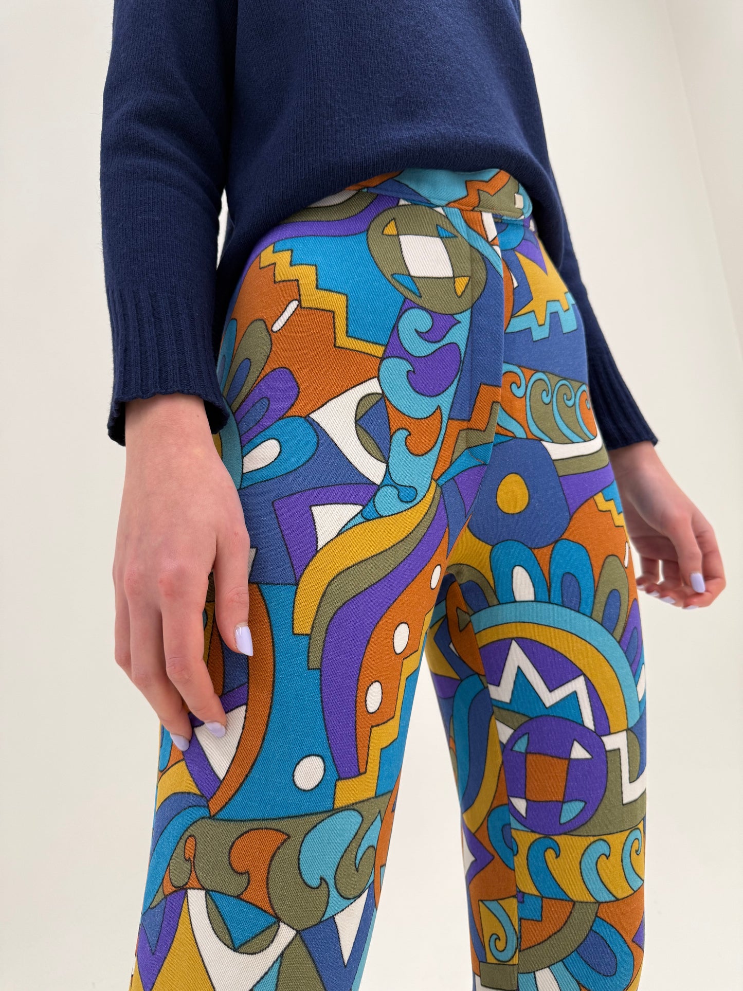 Pantaloni vintage în croi super revenit în trend cu print în stil Pucci