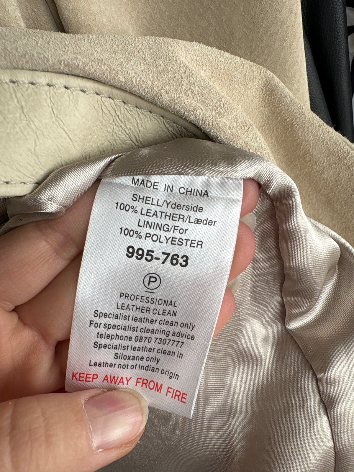 Trench off white din piele naturală întoarsă cu paspoal din piele naturală și cordon