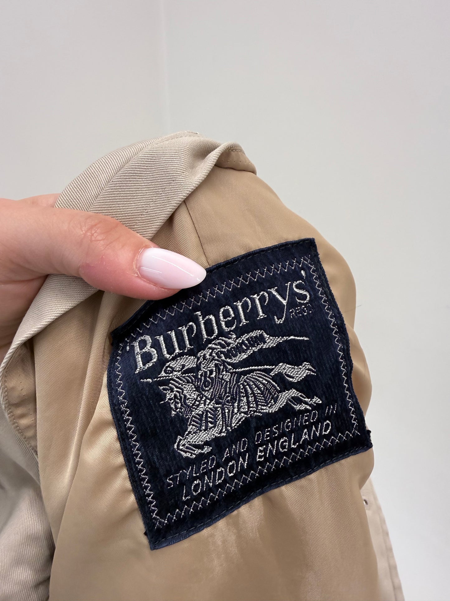 Trench vintage Burberry de vară în croi super reintrat în trend