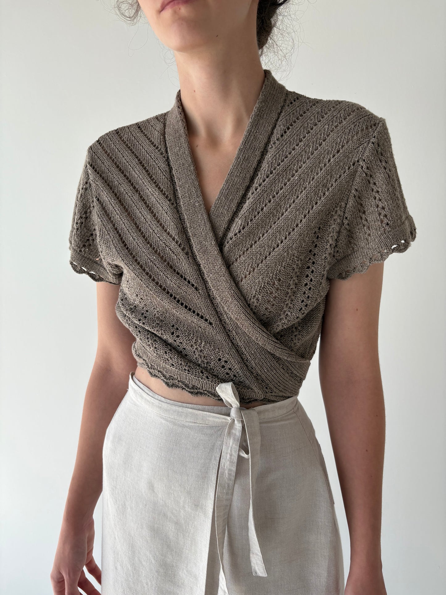Top taupe din jerse dantelat de vară