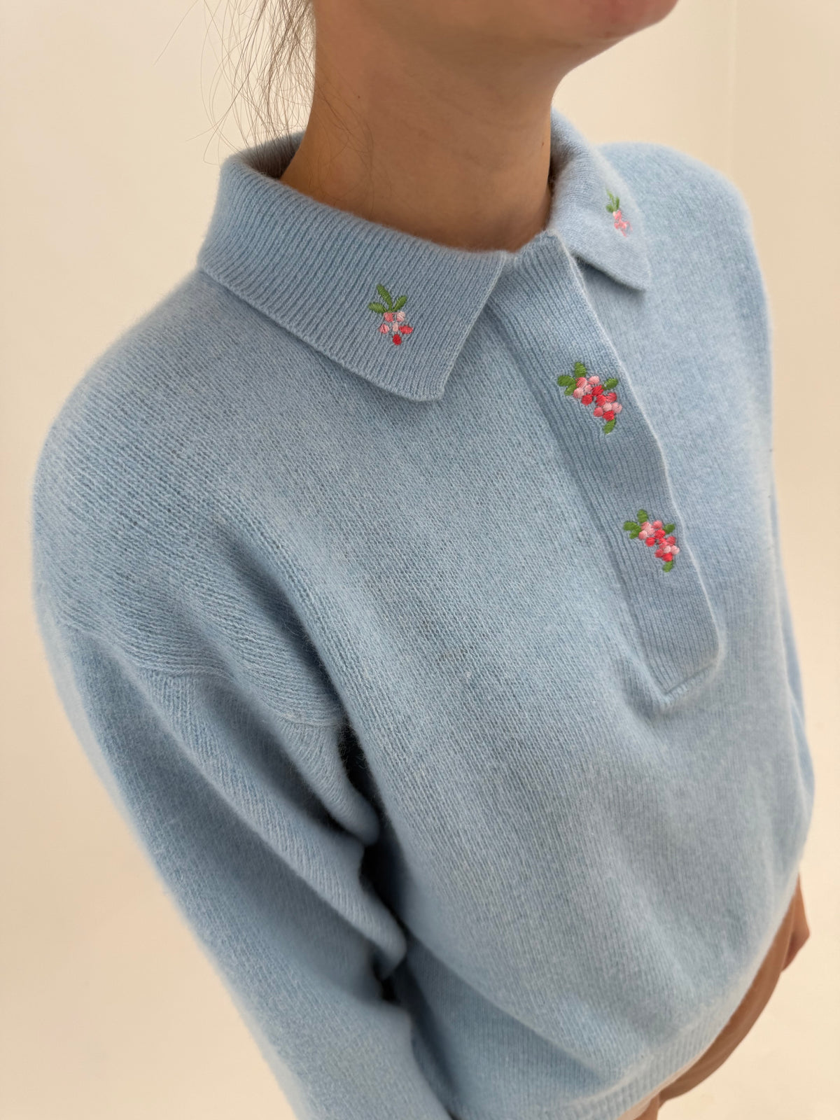 Pulover polo baby blue cu broderie din lana extrafina și Angora