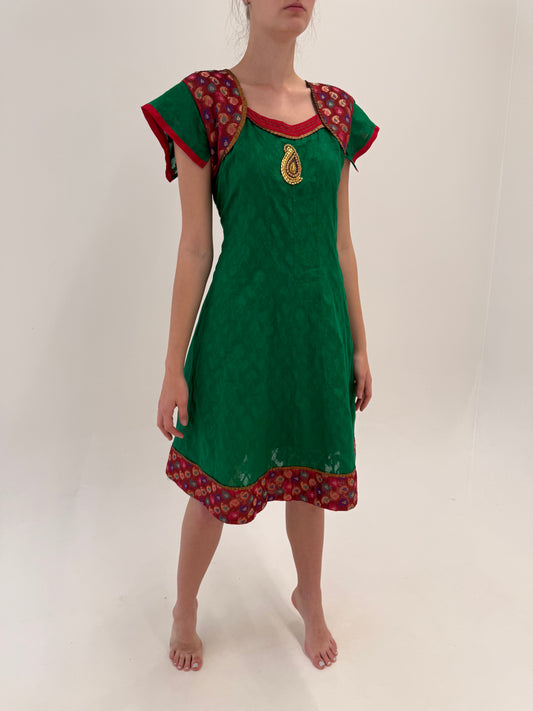Rochie verde smarald cu aplicații manuale și broderie din pânză de bumbac