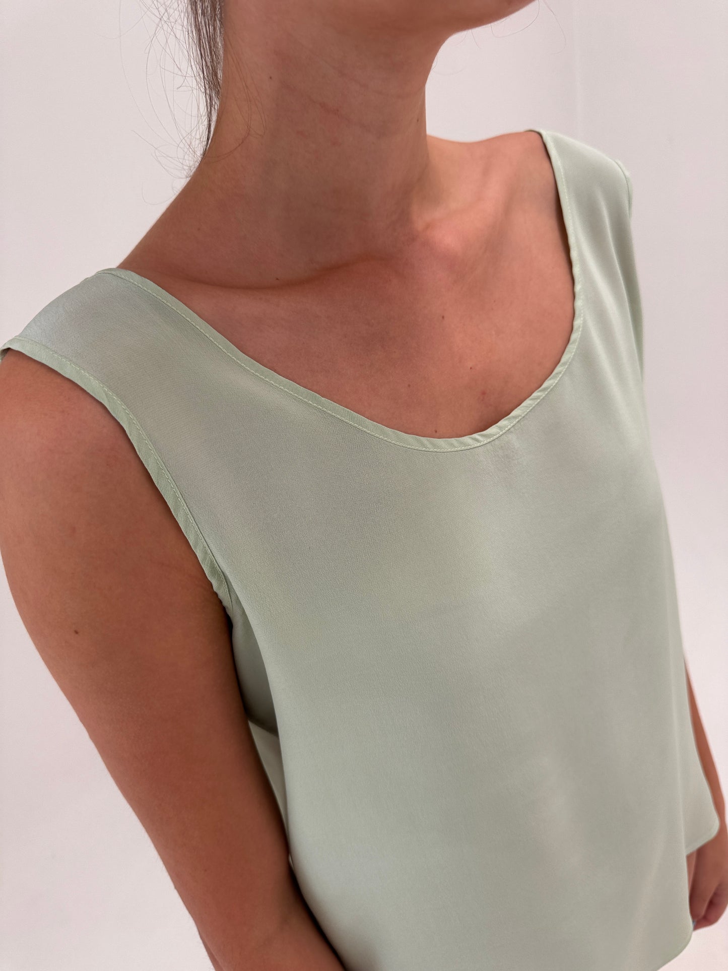 Top light green din mătase naturală în croi minimalist