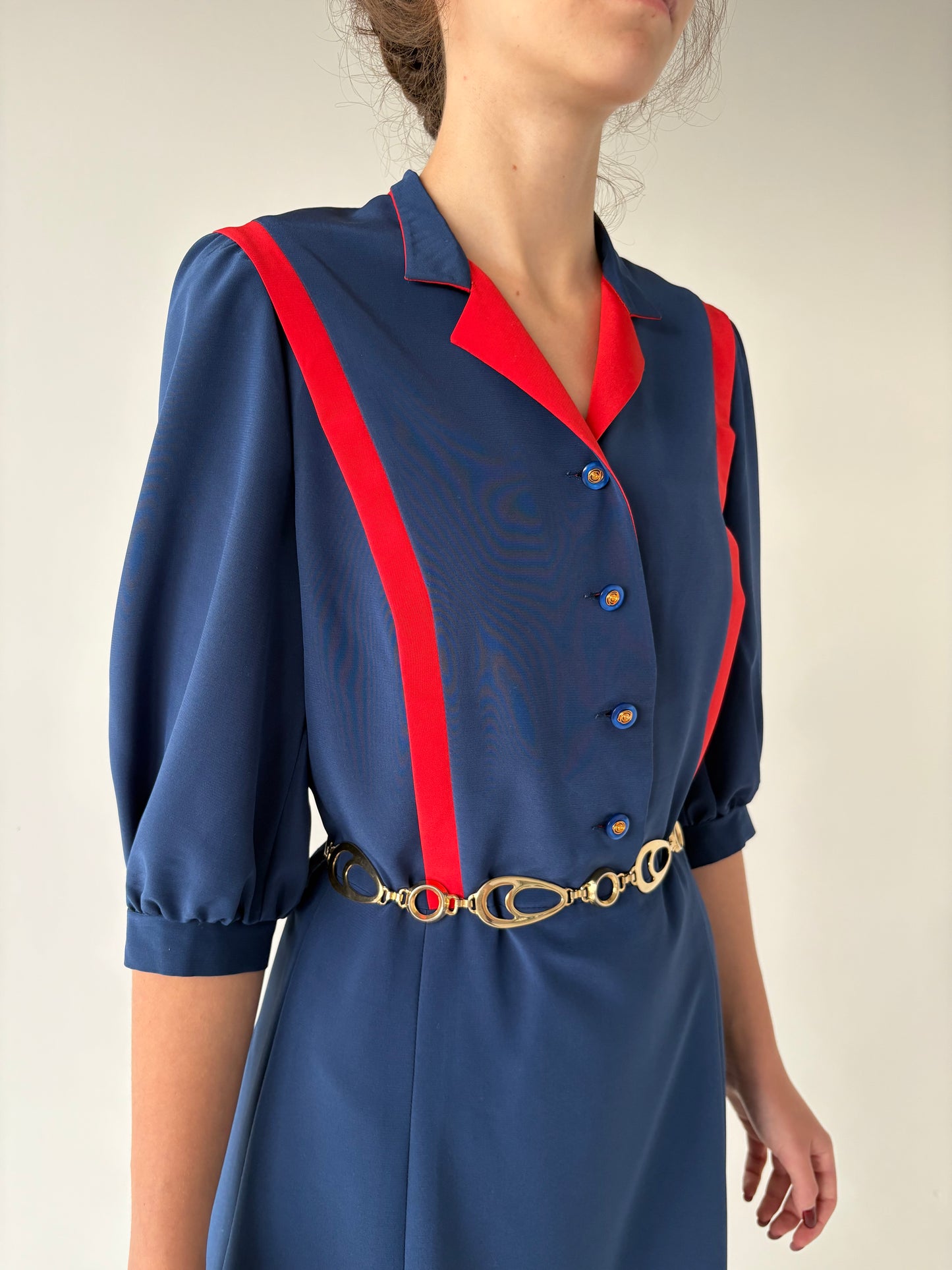 Rochie vintage cu talie marcată în combinație clasică de culori
