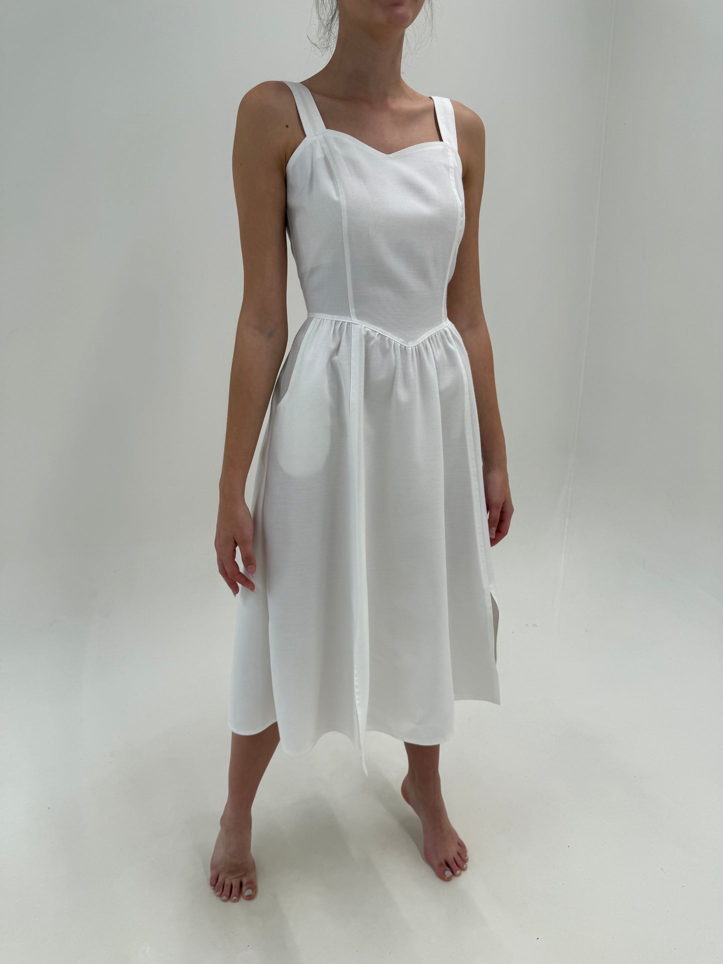 Rochie vintage alba în croi de ani 50 cu corsaj și buzunare