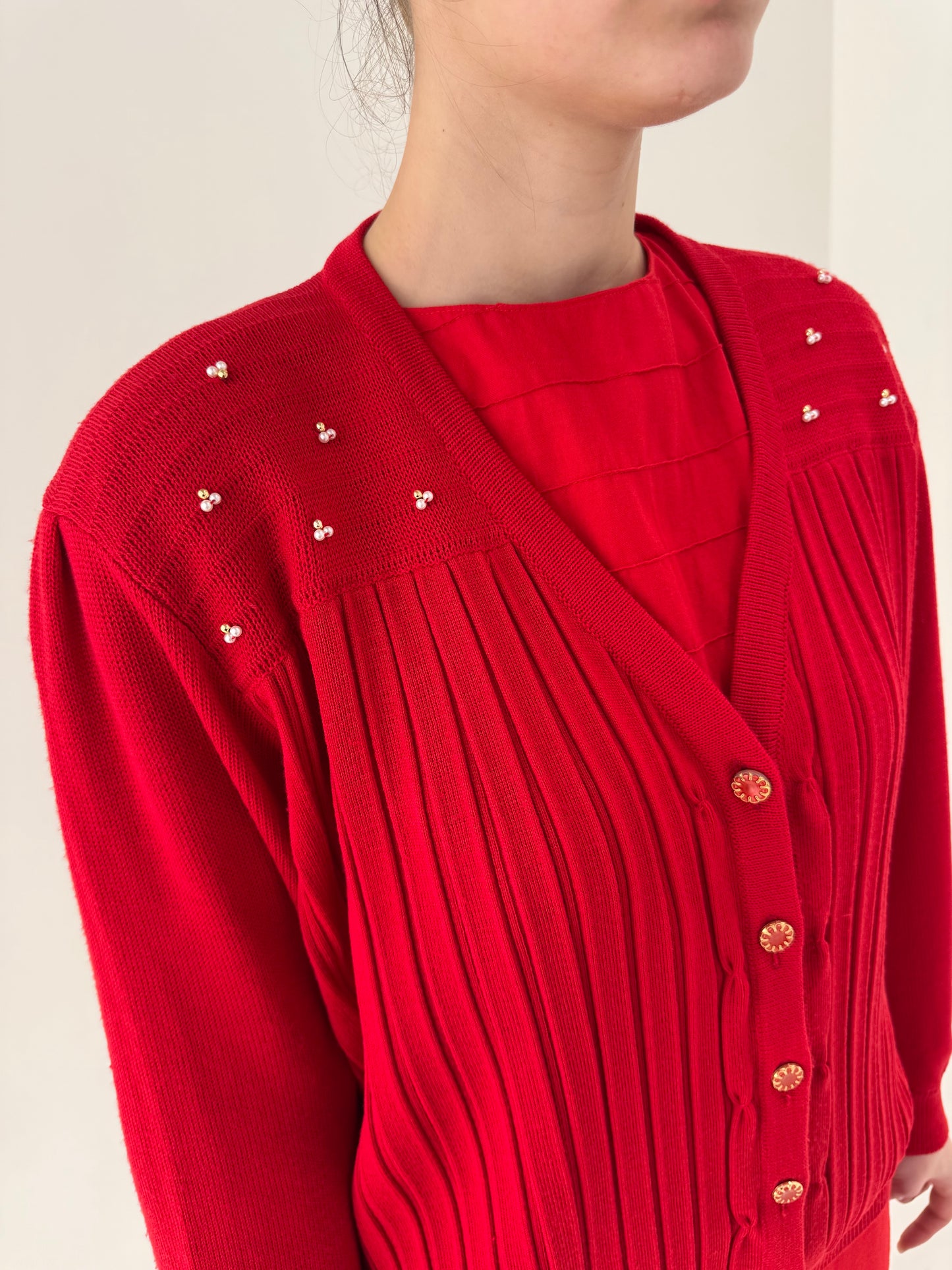 Cardigan vintage cu aplicații manuale perlute cherry red și pliseuri