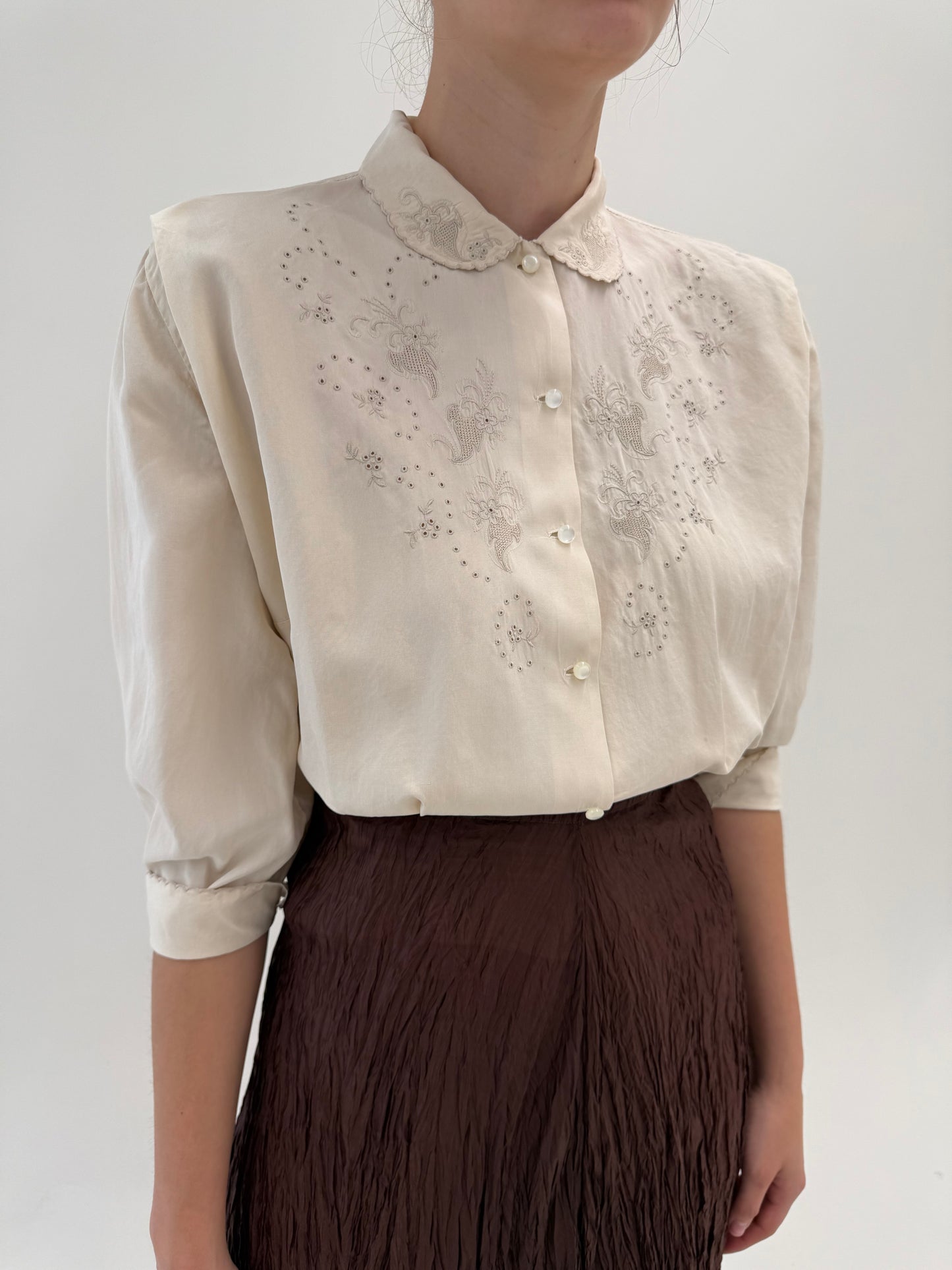 Cămașa vintage bijuterie din mătase naturală cambrata și broderie manuală