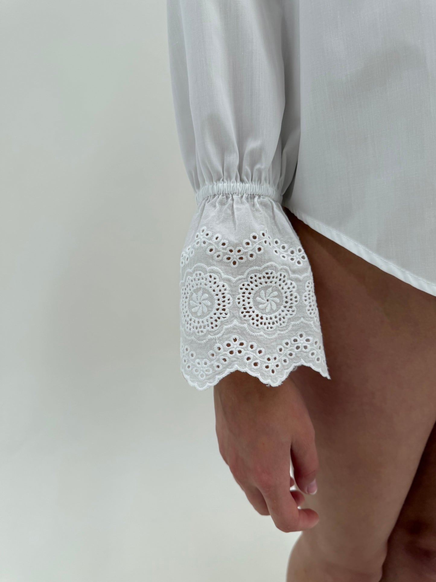 Cămașa din poplin premium cu inserții de dantelă și broderie în croi oversized