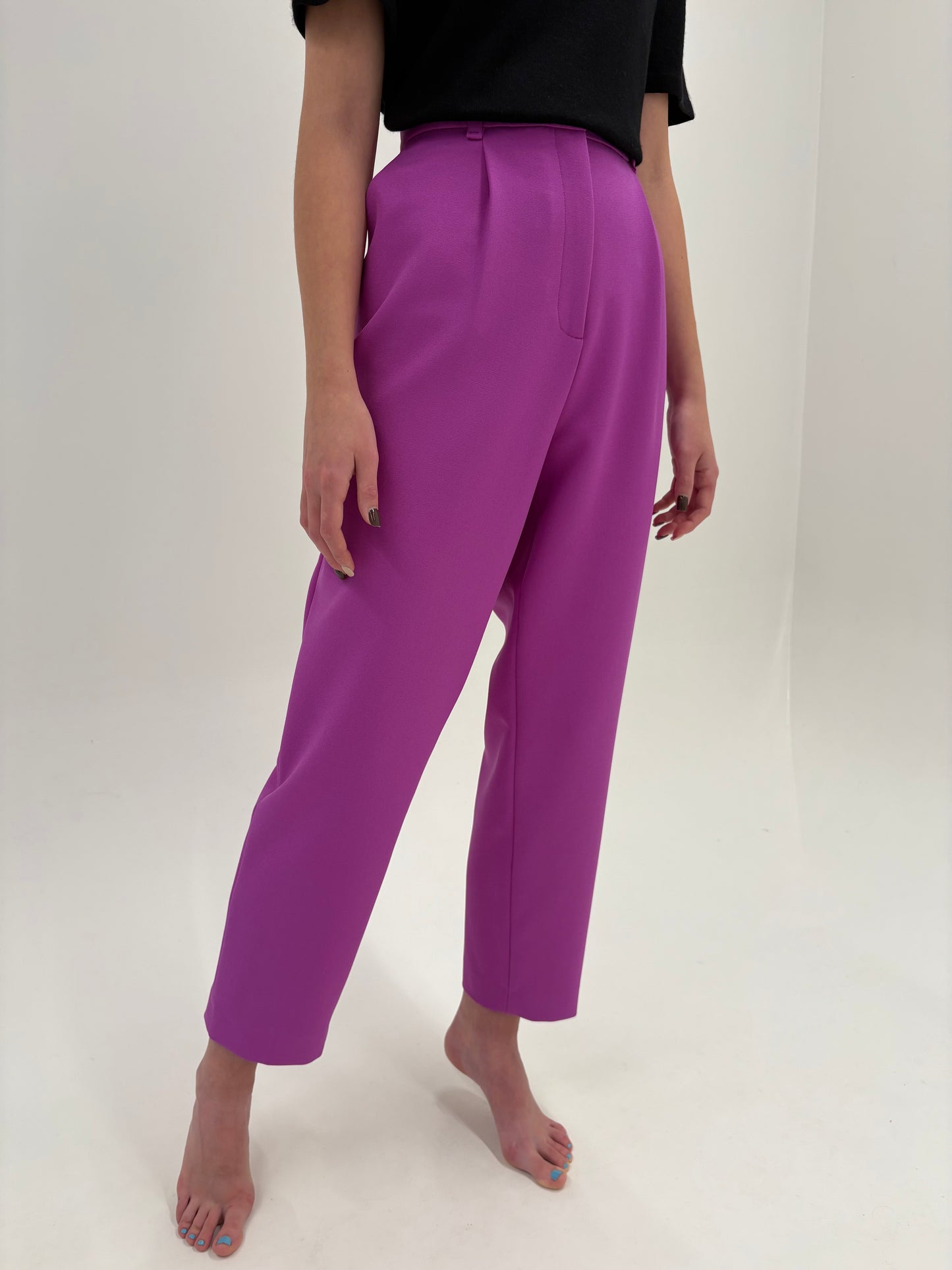 Pantaloni noi Marc Cain cu talie ultra înaltă și pense