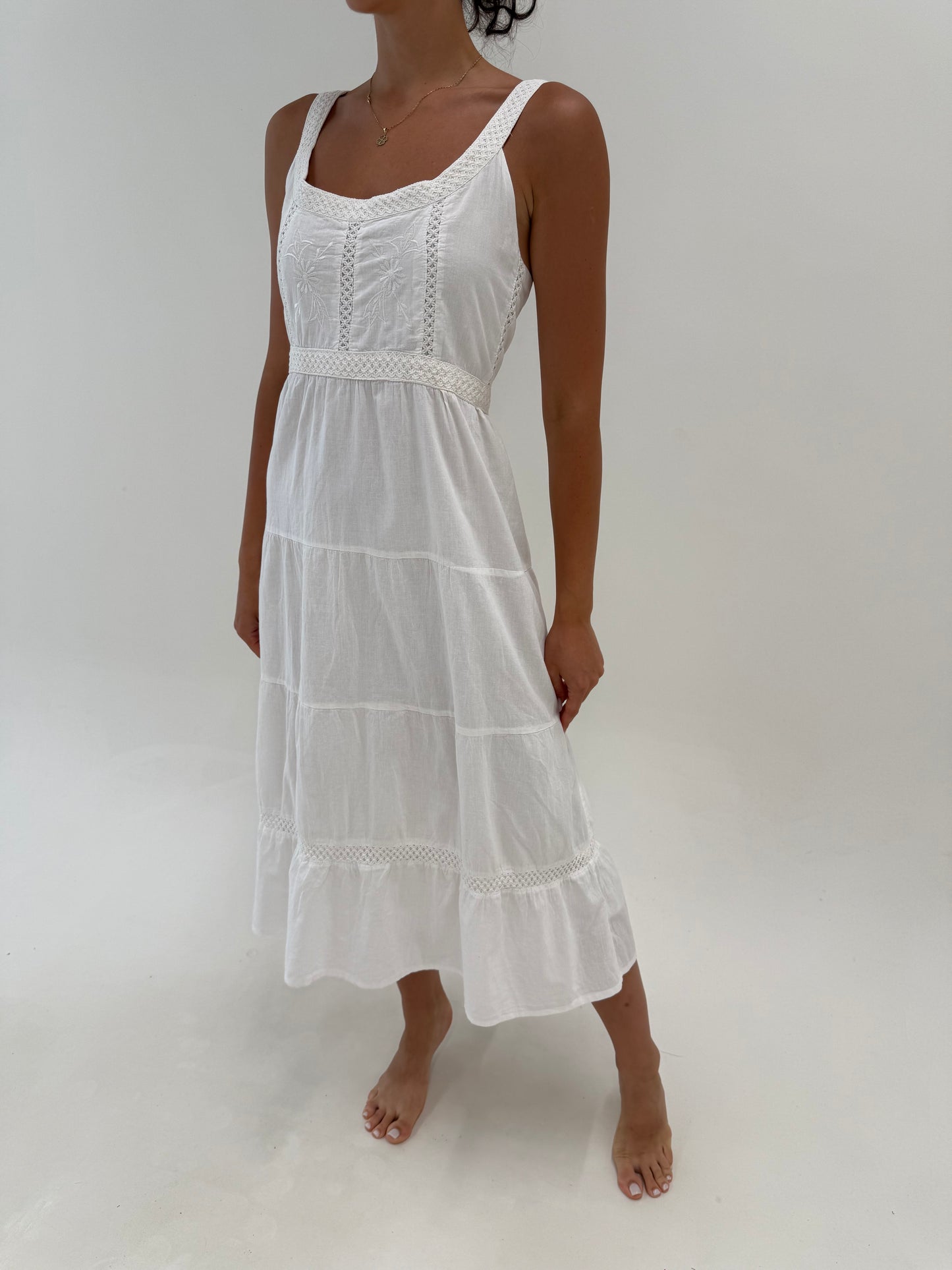 Rochie maxi albă din cea mai fină panzica de bumbac cu broderie și dantelă macrame