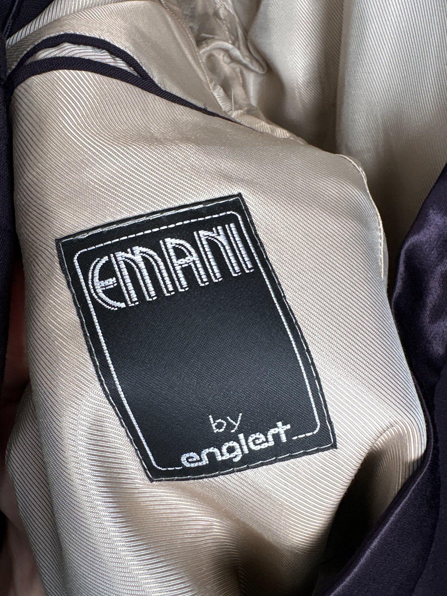 Costum vintage tip smoking aubergine cu revere satinate de la zi la seară