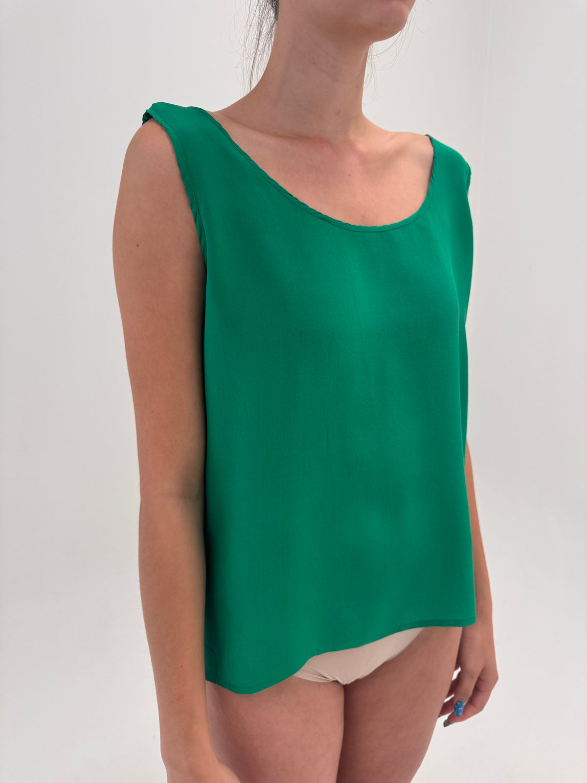 Top italian emerald green din mătase naturală în croi minimalist