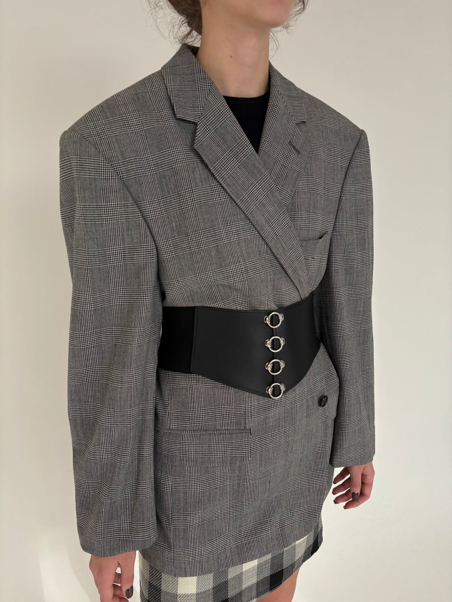 Sacou în carouri pied de coq alb negru din lana extrafina certificată