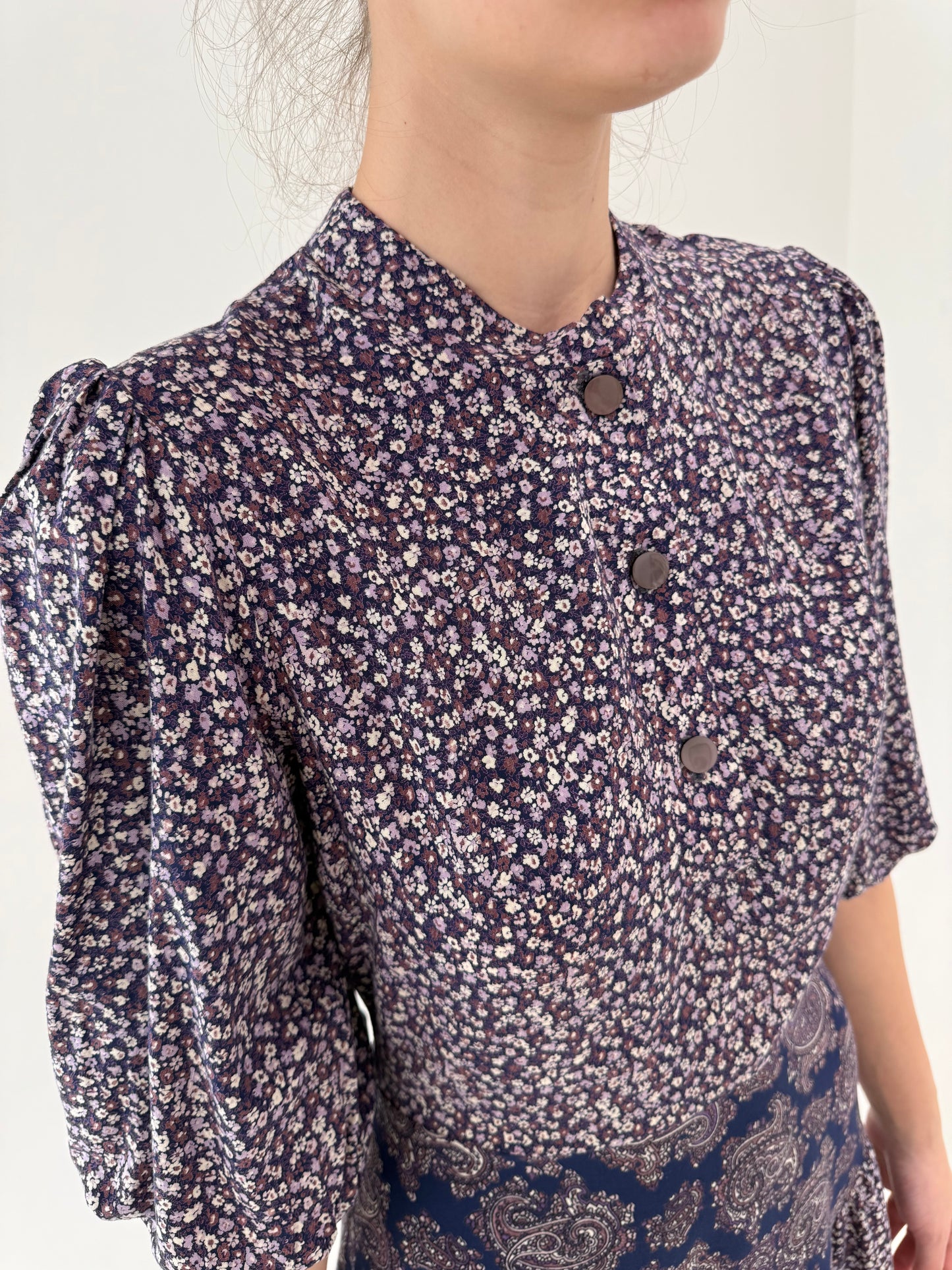 Rochie vintage cu mâneci ușor bufante și talie ultra înaltă marcată