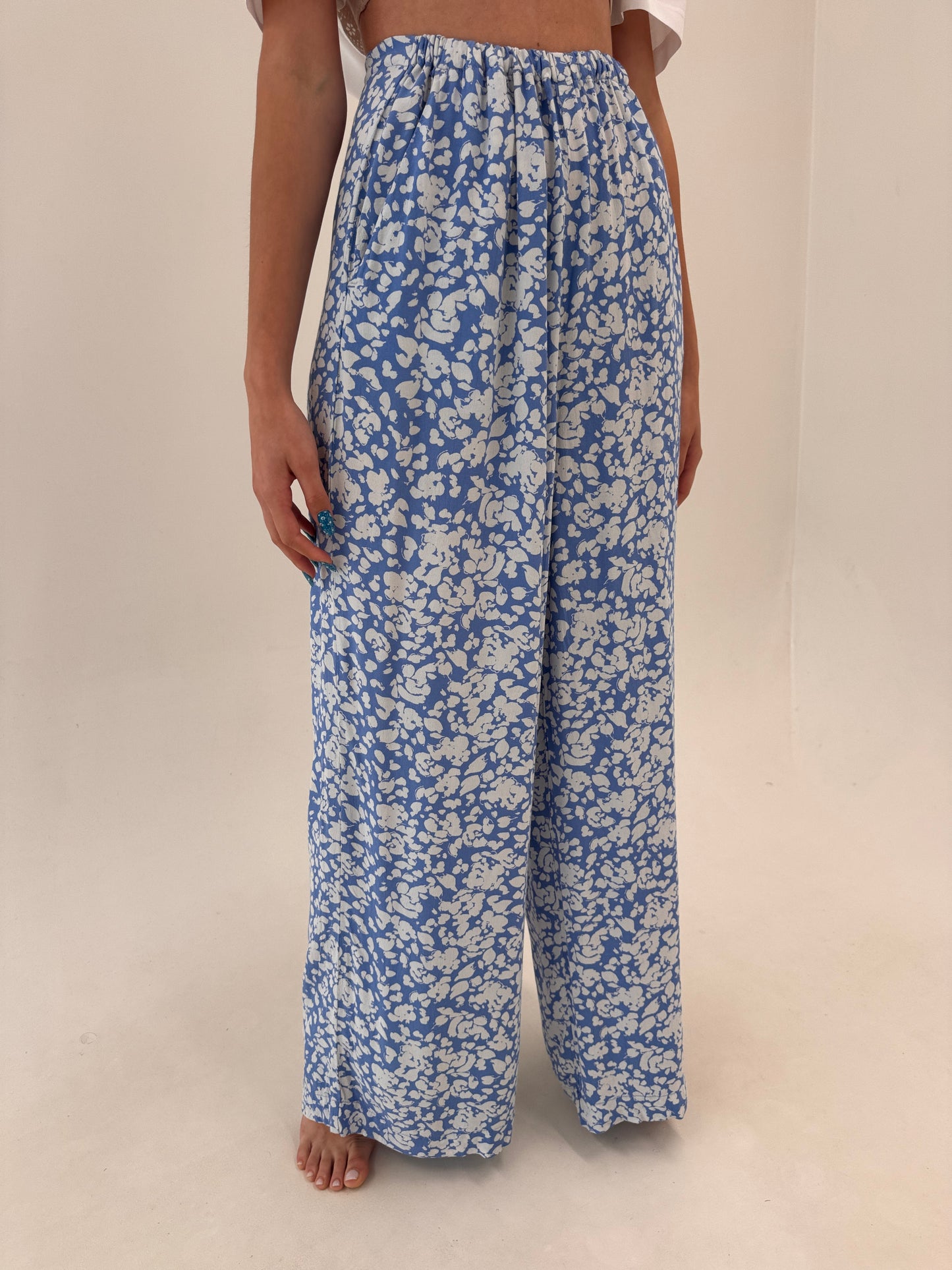 Pantaloni palazzo tall vaporoși baby blue cu print alb și talie ultra înaltă