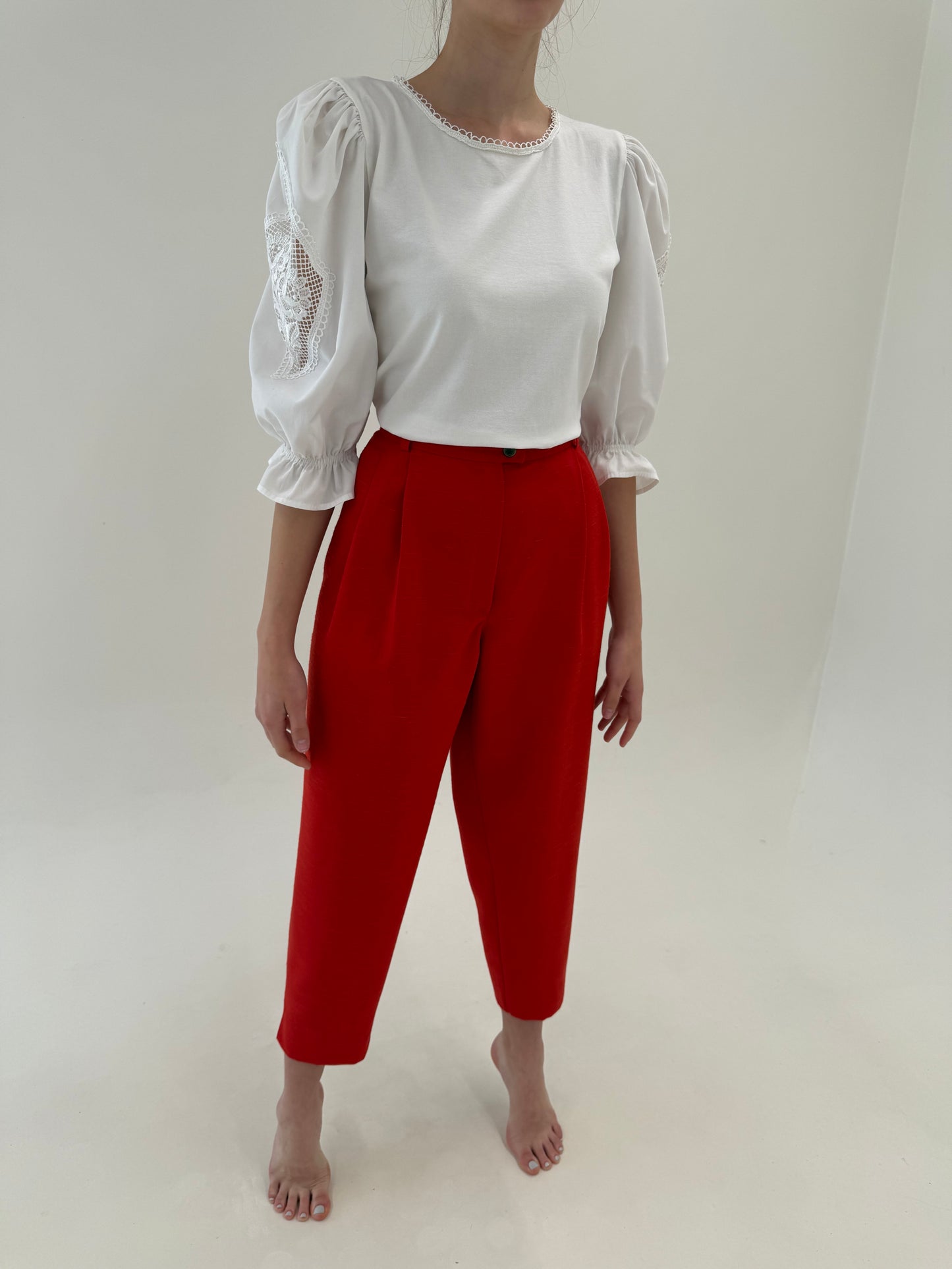 Costum roșu tare din pânză cu închidere dublă și pantaloni cu pense