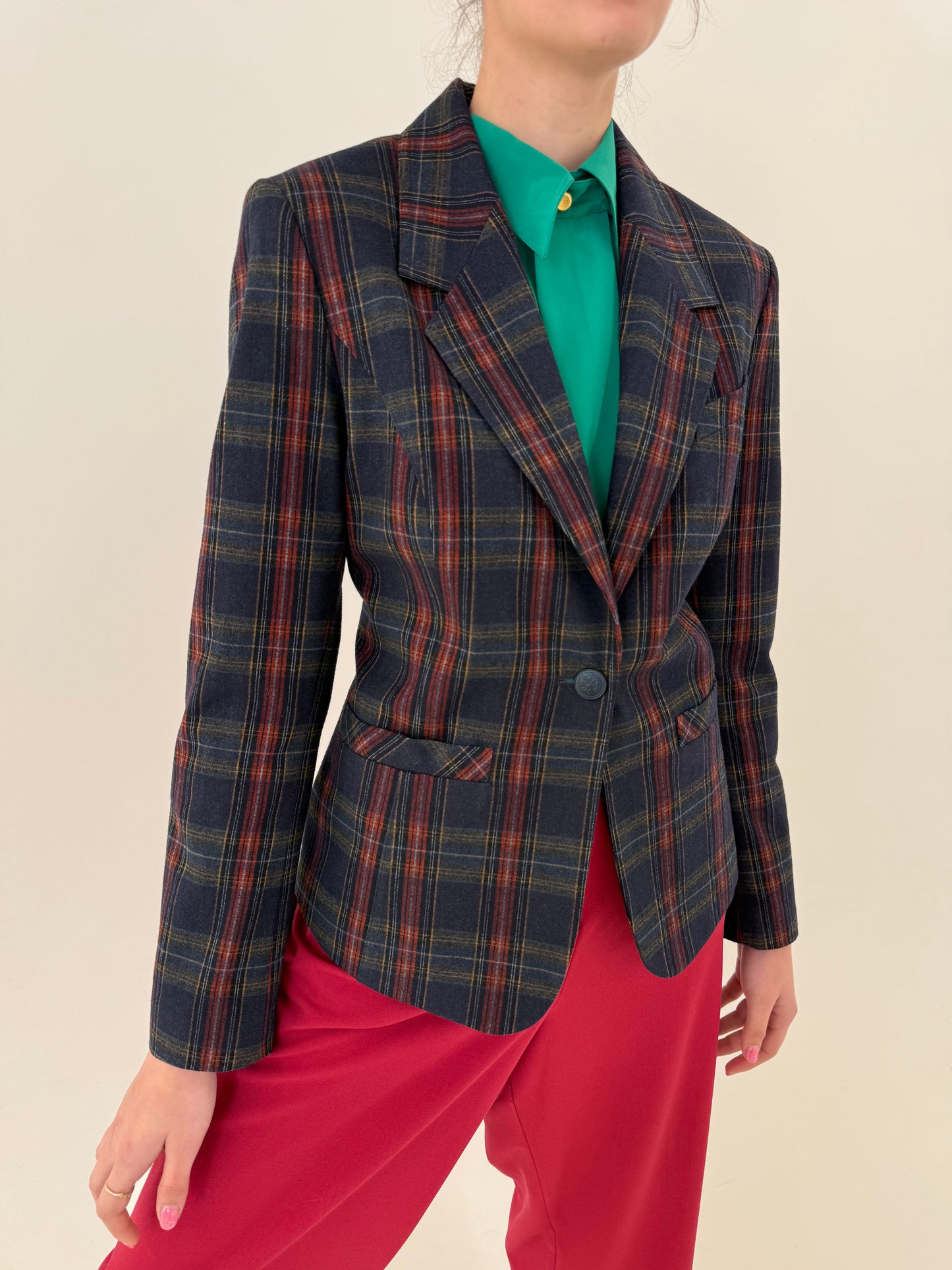 Sacou cambrat în carouri și culori clasice din lanita subțire
