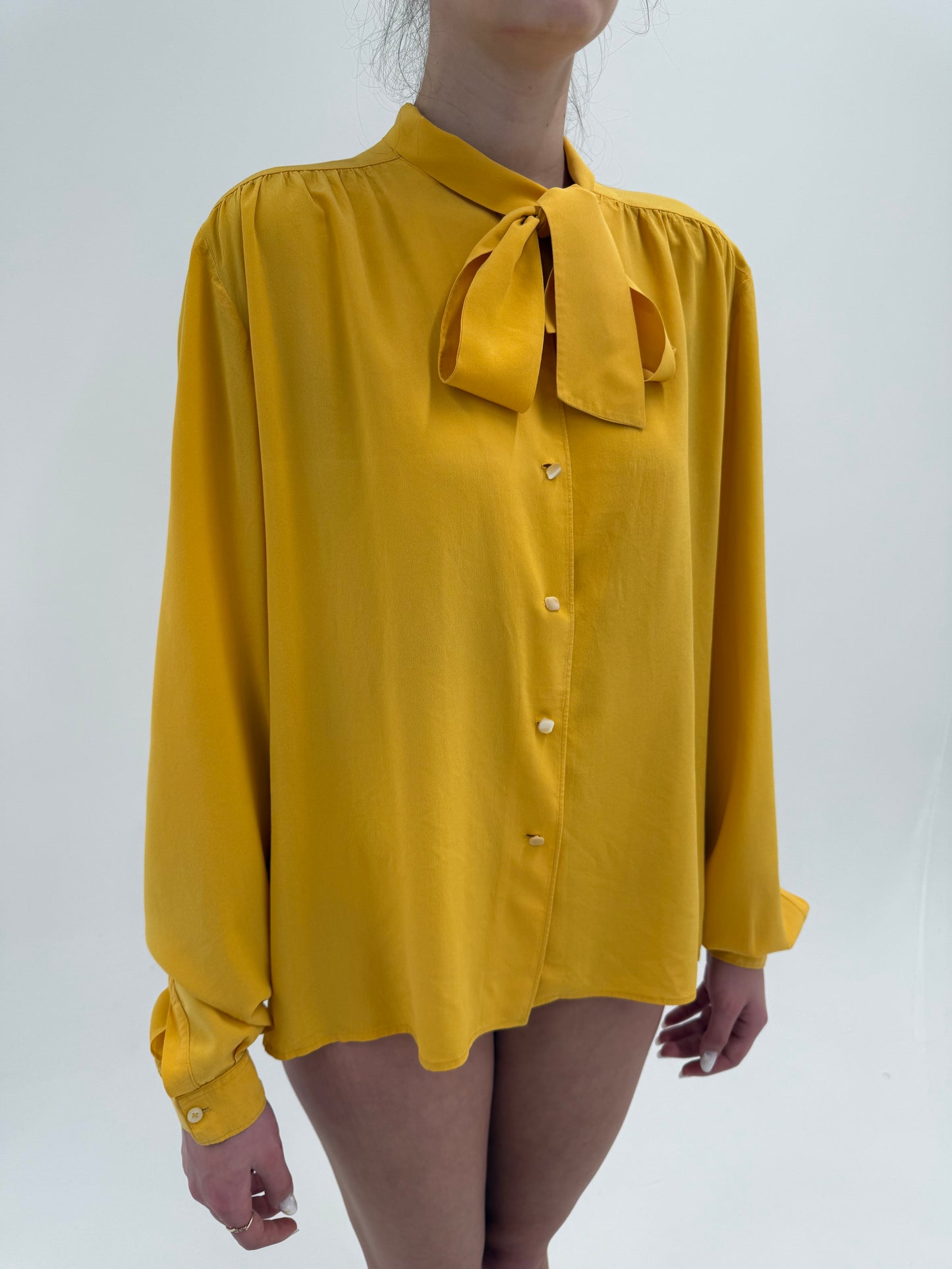 Cămașa vintage din mătase naturală lemon yellow cu panglică la gât