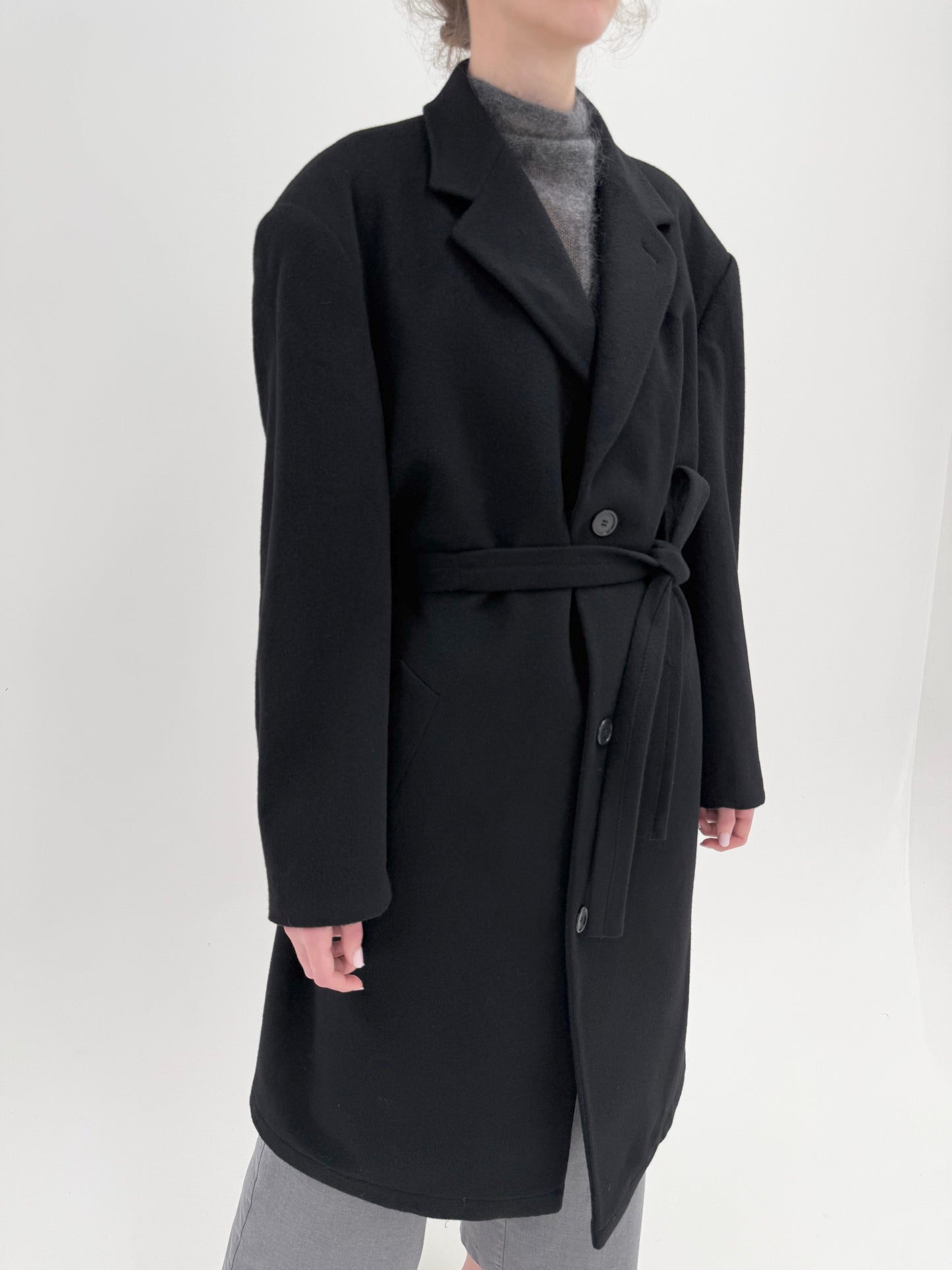 Palton negru din stofă 100% cașmir cu talie reglabilă din cordon