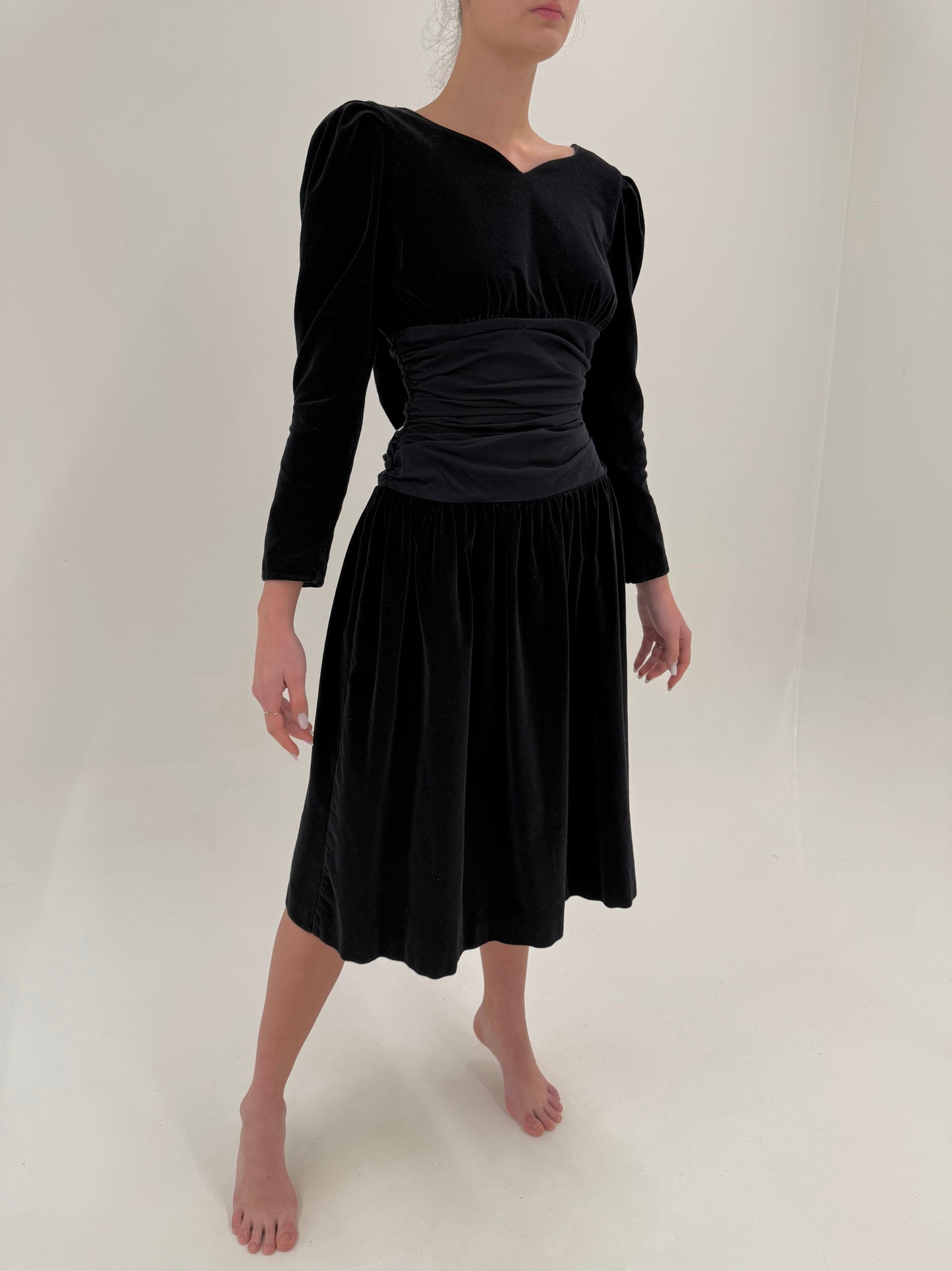 LBD vintage din catifea cu talie uktra marcată și fundă la spate cu decupaj