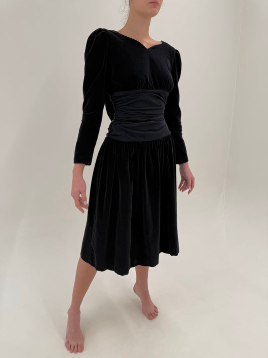 LBD vintage din catifea cu talie uktra marcată și fundă la spate cu decupaj