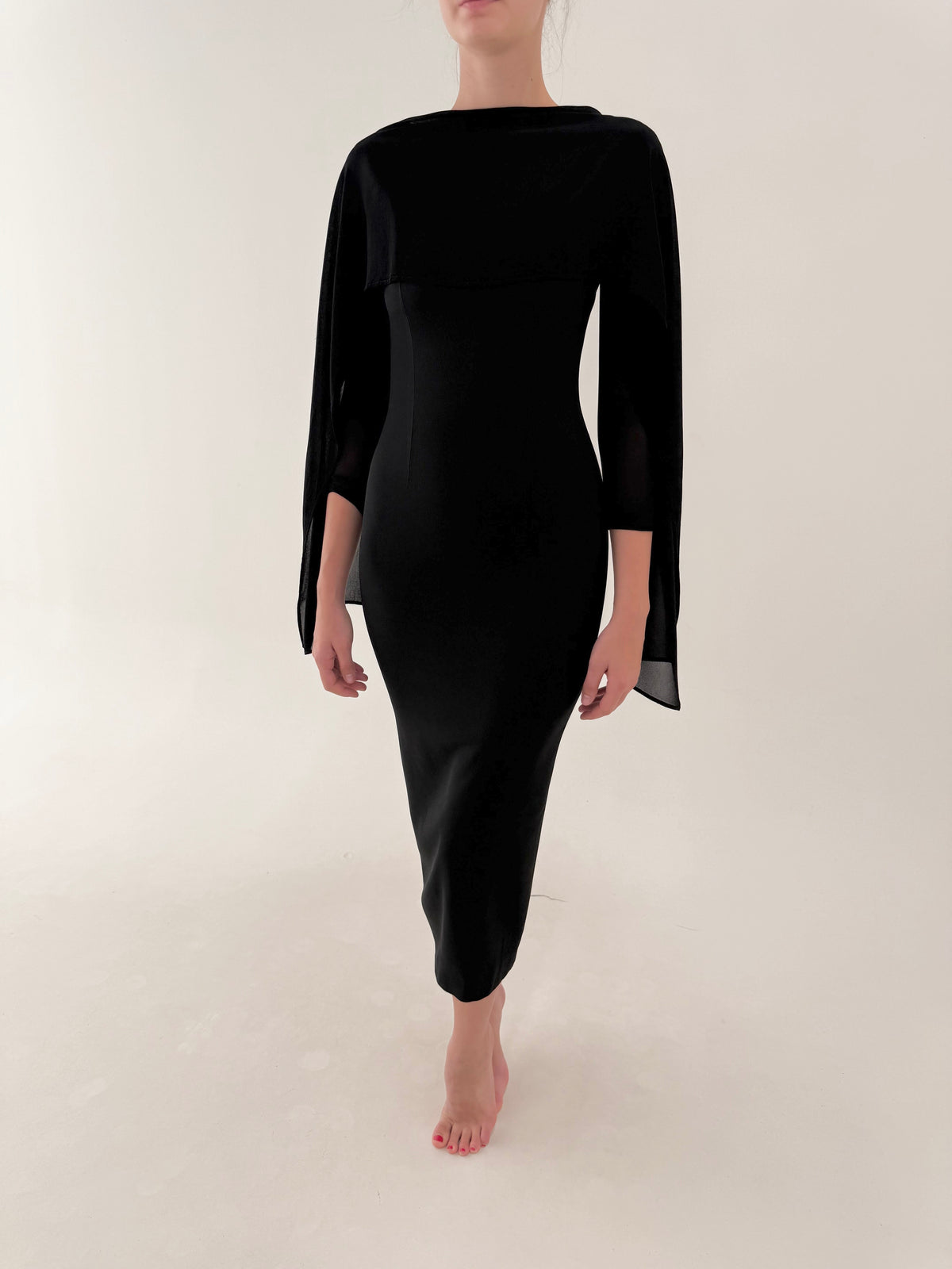 LBD maxi excepțional cu decolteu tip capa din voal în croi bodycon