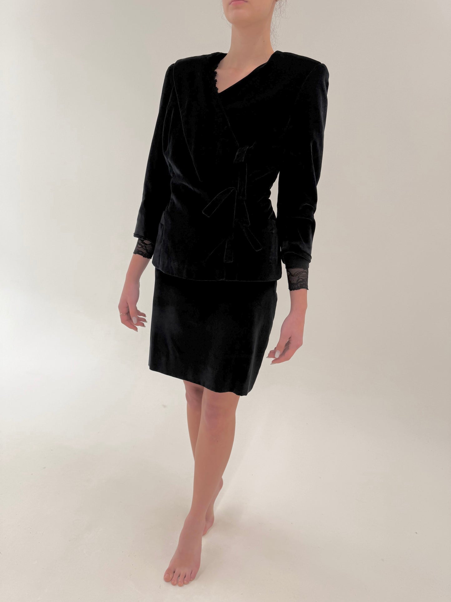 Deux piece vintage din catifea cu sacou cambrat asimetric de la zi la seară