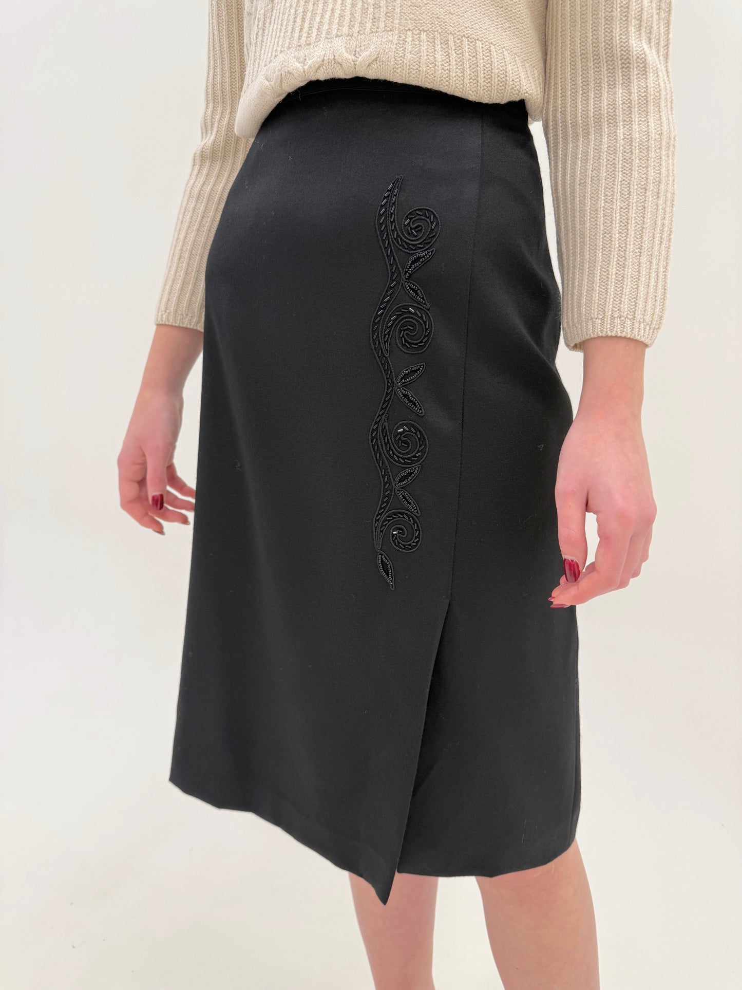 Fustă neagră de la zi la seară cu aplicații manuale din lana extrafina lucioasă