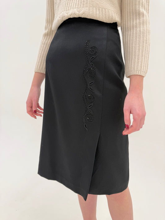 Fustă neagră de la zi la seară cu aplicații manuale din lana extrafina lucioasă