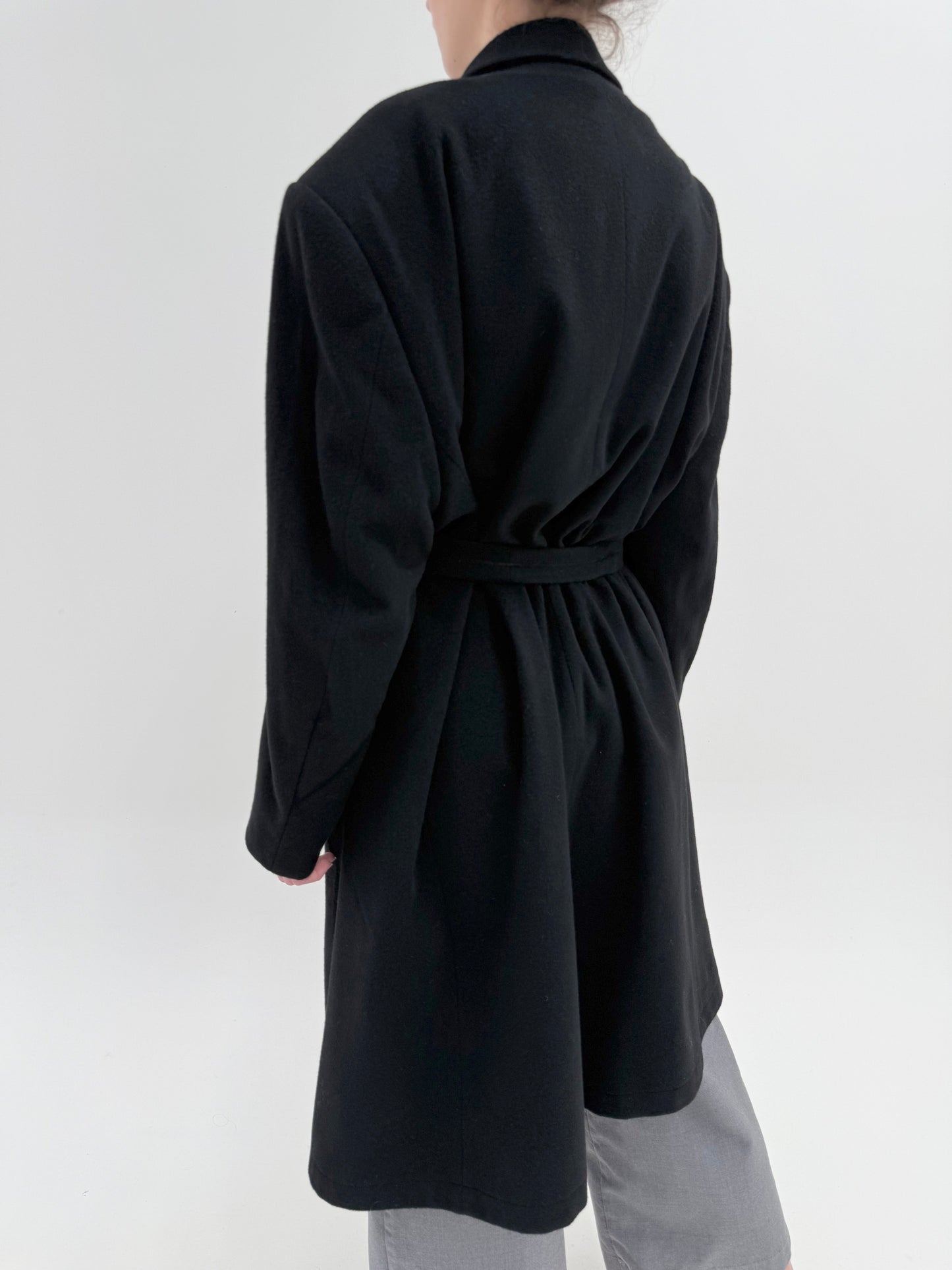 Palton negru din stofă 100% cașmir cu talie reglabilă din cordon