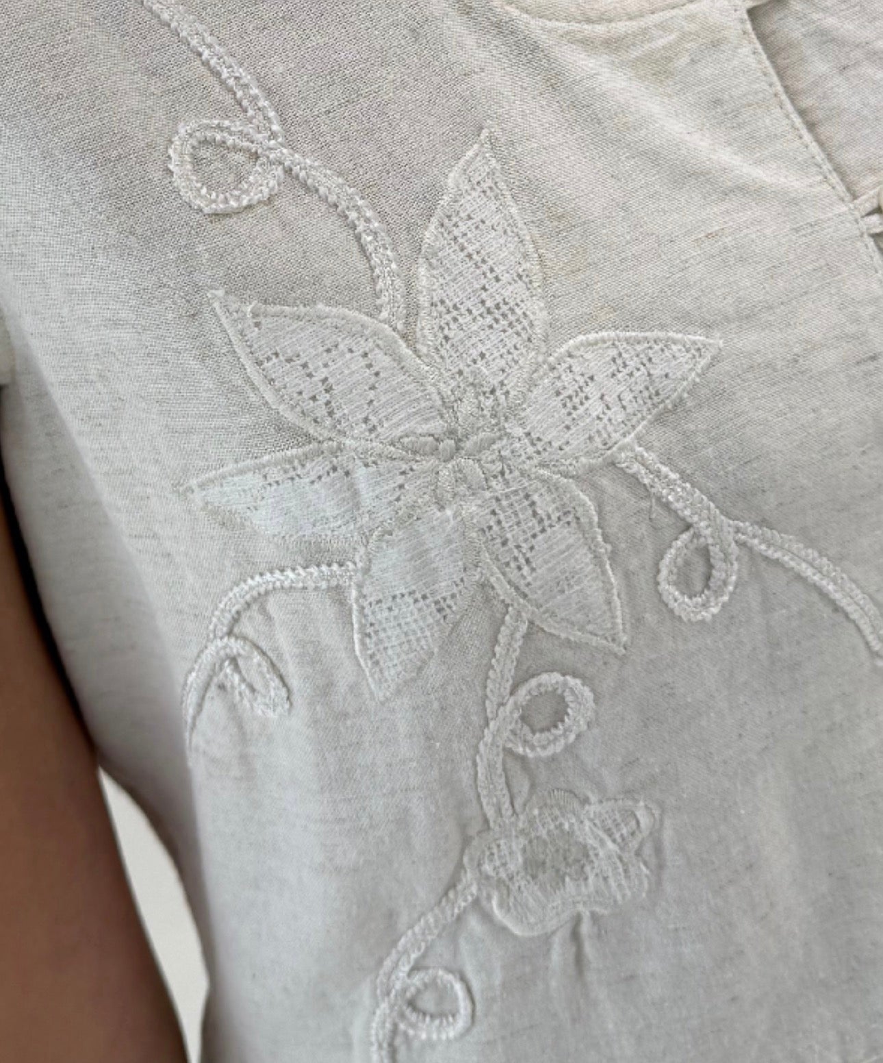 Rochie maxi din pânză cu talie ușor marcată și aplicații de dantelă macrame