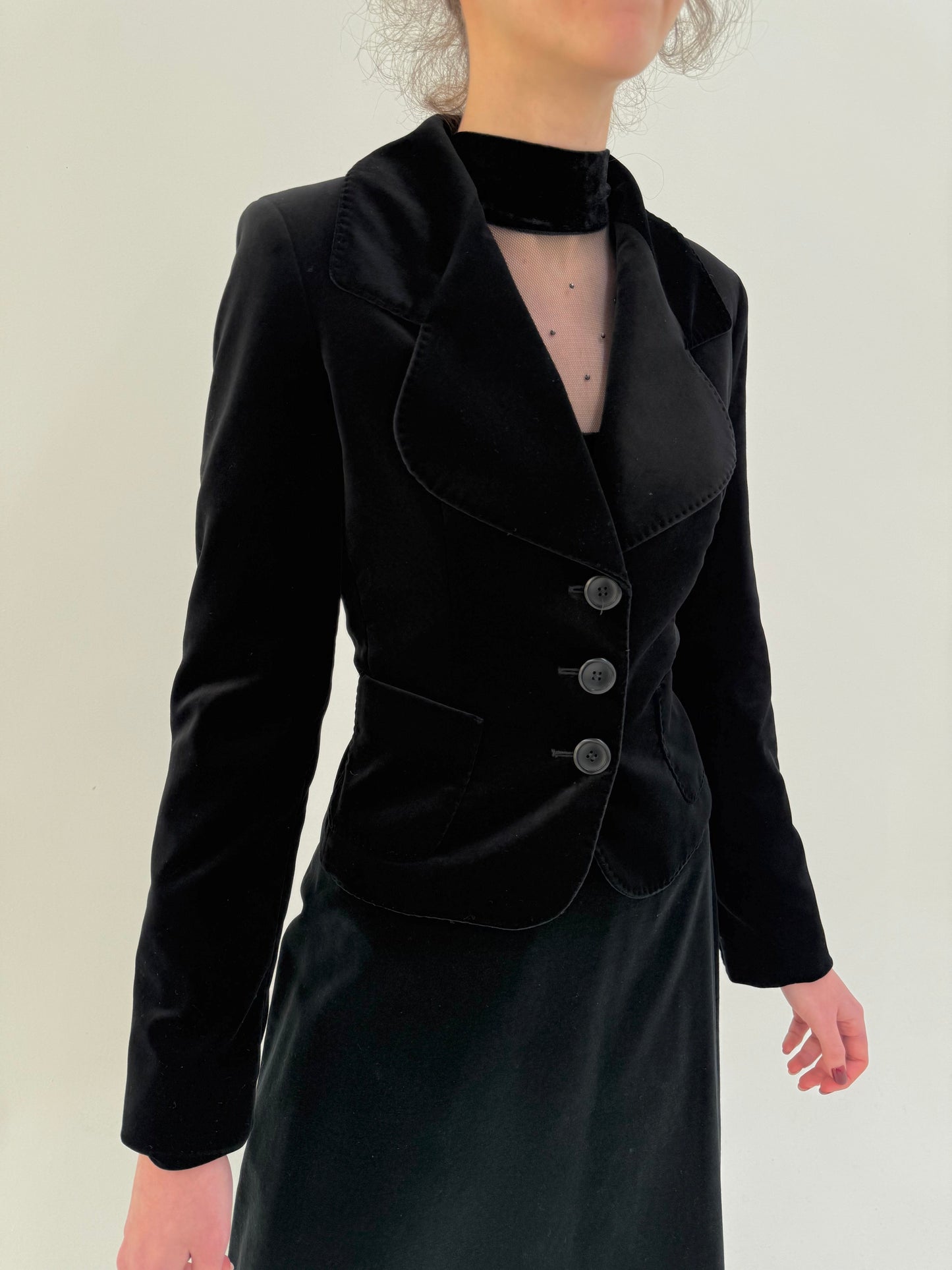 Sacou Max Mara negru cambrat din catifea cu revere rotunjite