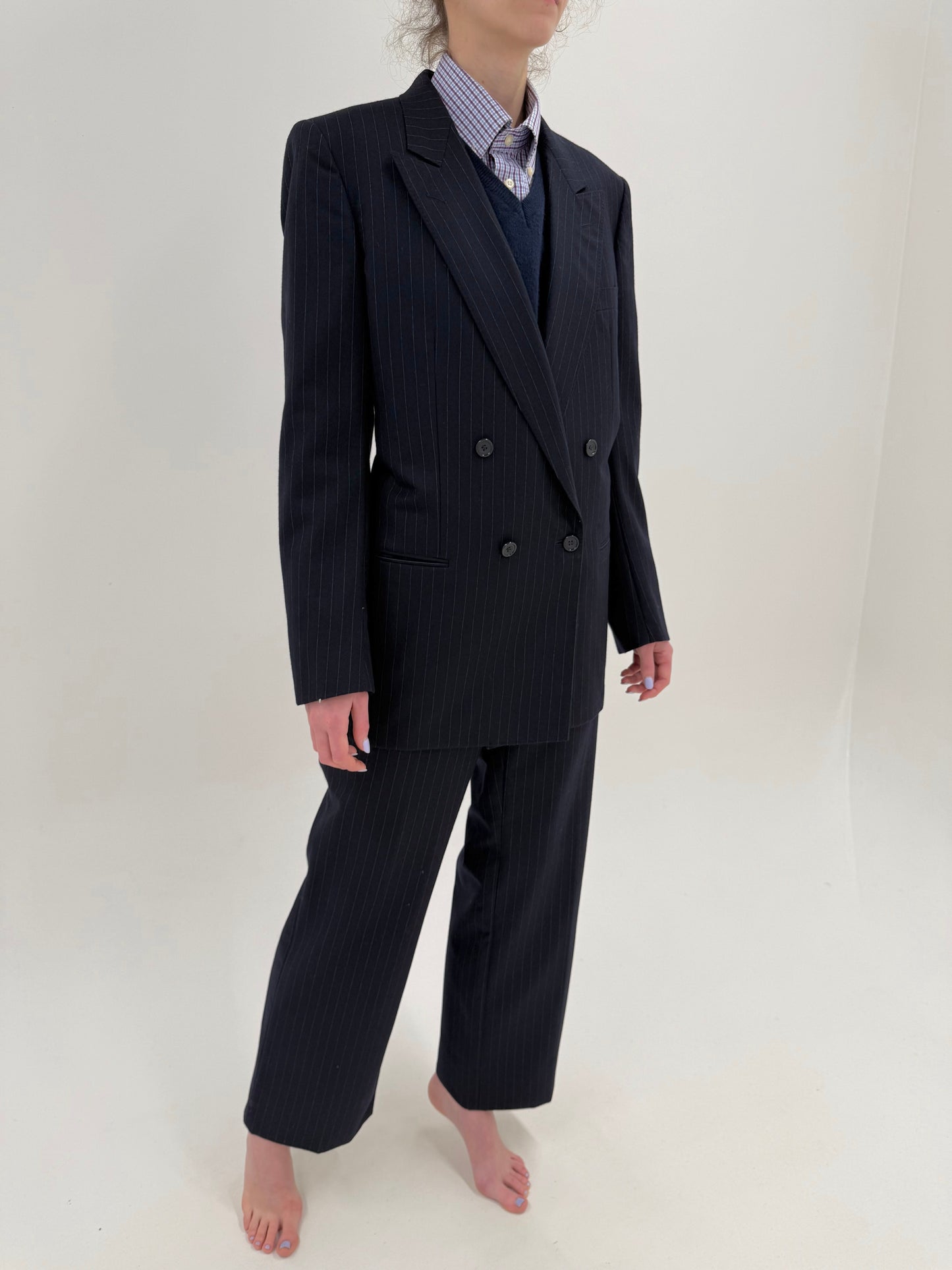 Costum ultra luxury Zegna în dungi fine verticale cu închidere dublă