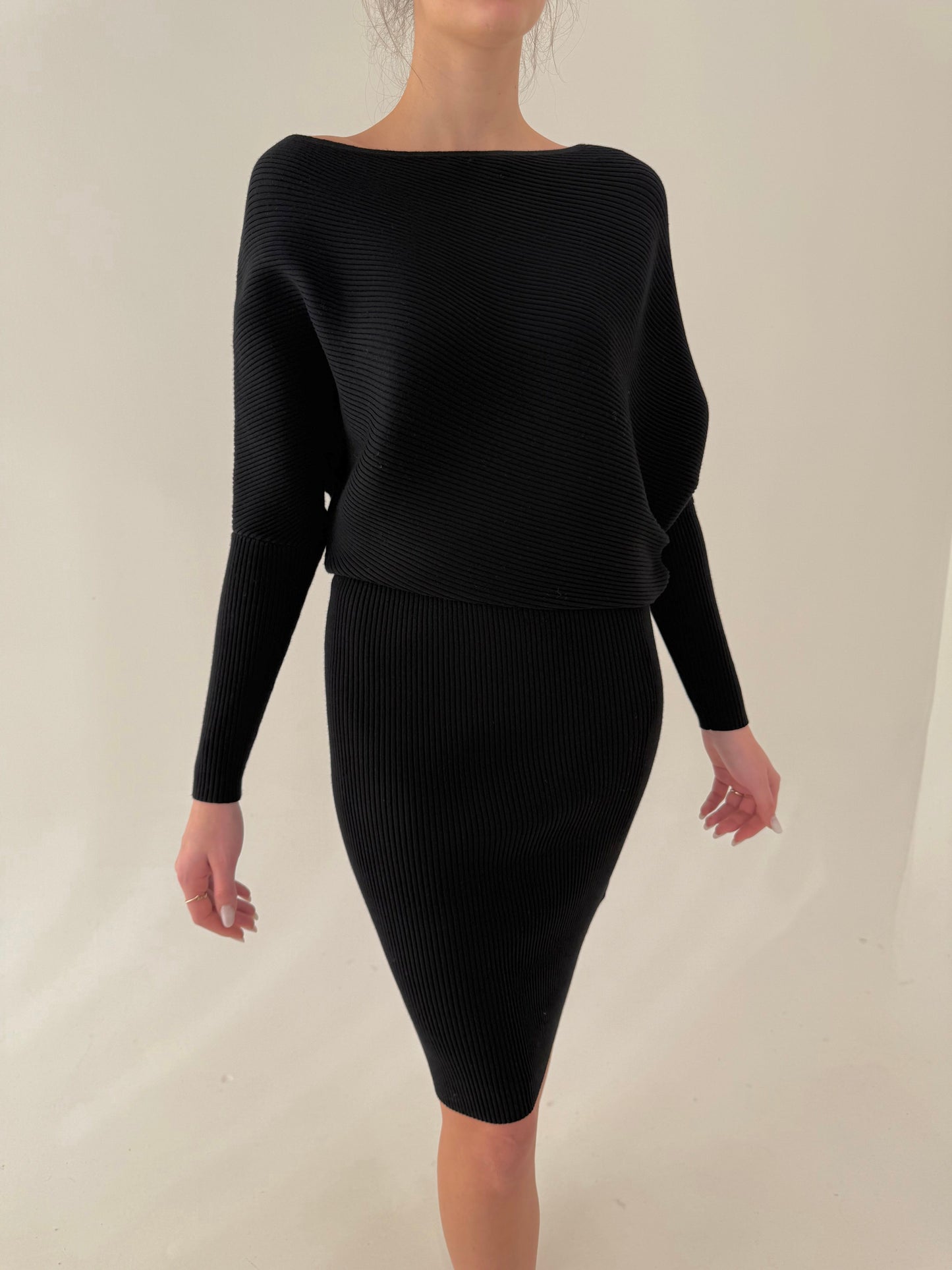 LBD în croi super chic cu volume de brand premium din jerse ribbed de bumbac