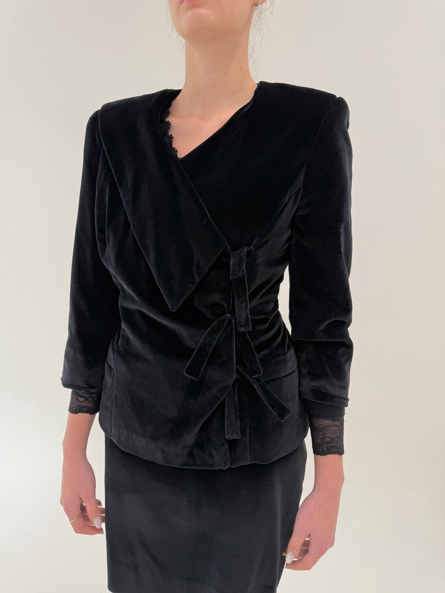 Deux piece vintage din catifea cu sacou cambrat asimetric de la zi la seară